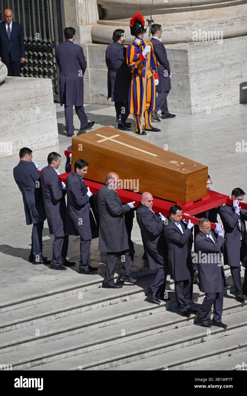 Vaticano, città del Vaticano. 26 aprile 2025. I Pallbearers portano la bara al funerale di Papa Francesco in Piazza San Pietro a città del Vaticano, sabato 26 aprile 2025. Papa Francesco morì il 21 aprile all'età di 88 anni. Nato in Argentina come Jorge Mario Bergoglio, fu il primo latino-americano e il primo gesuita a diventare Papa quando eletto nel 2013. Foto di Sefano Spaziani/UPI credito: UPI/Alamy Live News Foto Stock