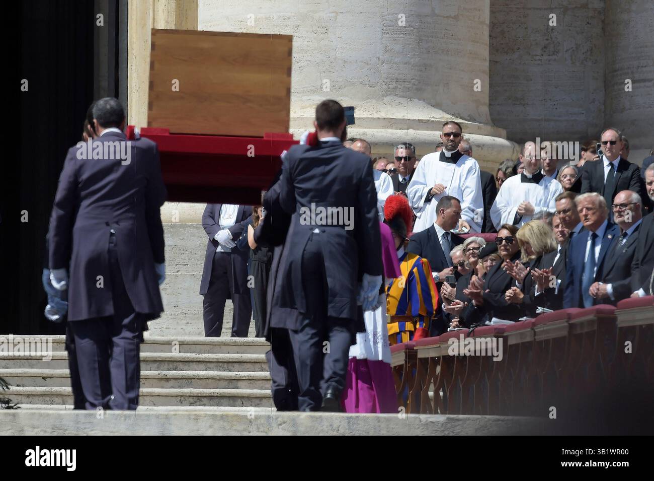 Vaticano, città del Vaticano. 26 aprile 2025. I Pallbearers portano la bara al funerale di Papa Francesco in Piazza San Pietro a città del Vaticano, sabato 26 aprile 2025. Papa Francesco morì il 21 aprile all'età di 88 anni. Nato in Argentina come Jorge Mario Bergoglio, fu il primo latino-americano e il primo gesuita a diventare Papa quando eletto nel 2013. Foto di Sefano Spaziani/UPI credito: UPI/Alamy Live News Foto Stock