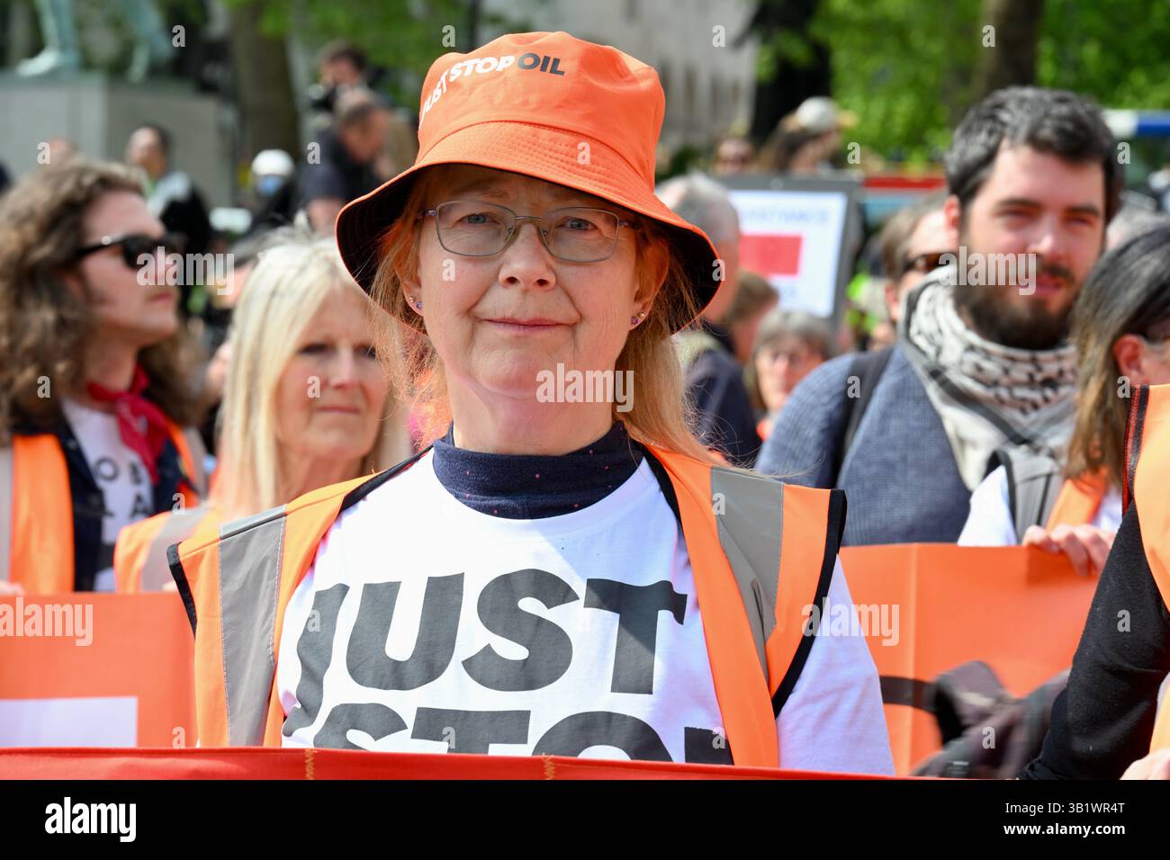 Londra, Regno Unito. Basta fermare l'olio per un'ultima azione. I Just Stop Oil hanno tenuto la loro ultima marcia di oggi da St James Park alle Royal Courts of Justice, per celebrare il loro ultimo giorno di azione. Il gruppo sostiene che 3.300 attivisti sono stati arrestati dal 2022 per aver preso parte alle loro proteste, con 180 che vanno in prigione. Crediti: michael melia/Alamy Live News Foto Stock