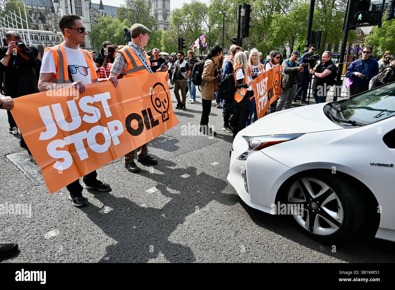 Londra, Regno Unito. Basta fermare l'olio per un'ultima azione. I Just Stop Oil hanno tenuto la loro ultima marcia di oggi da St James Park alle Royal Courts of Justice, per celebrare il loro ultimo giorno di azione. Il gruppo sostiene che 3.300 attivisti sono stati arrestati dal 2022 per aver preso parte alle loro proteste, con 180 che vanno in prigione. Crediti: michael melia/Alamy Live News Foto Stock