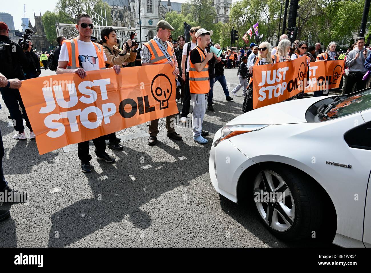 Londra, Regno Unito. Basta fermare l'olio per un'ultima azione. I Just Stop Oil hanno tenuto la loro ultima marcia di oggi da St James Park alle Royal Courts of Justice, per celebrare il loro ultimo giorno di azione. Il gruppo sostiene che 3.300 attivisti sono stati arrestati dal 2022 per aver preso parte alle loro proteste, con 180 che vanno in prigione. Crediti: michael melia/Alamy Live News Foto Stock