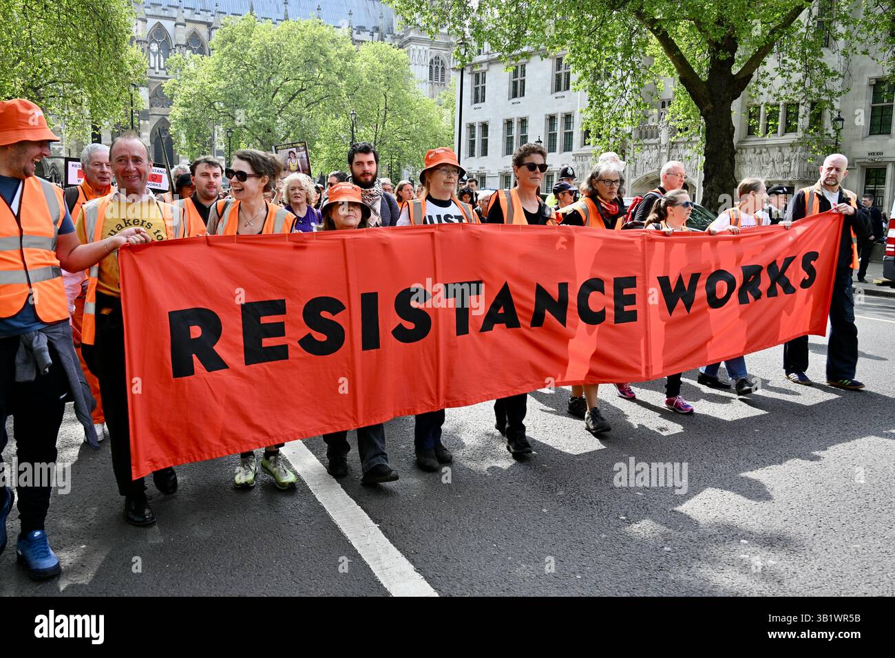 Londra, Regno Unito. Basta fermare l'olio per un'ultima azione. I Just Stop Oil hanno tenuto la loro ultima marcia di oggi da St James Park alle Royal Courts of Justice, per celebrare il loro ultimo giorno di azione. Il gruppo sostiene che 3.300 attivisti sono stati arrestati dal 2022 per aver preso parte alle loro proteste, con 180 che vanno in prigione. Crediti: michael melia/Alamy Live News Foto Stock