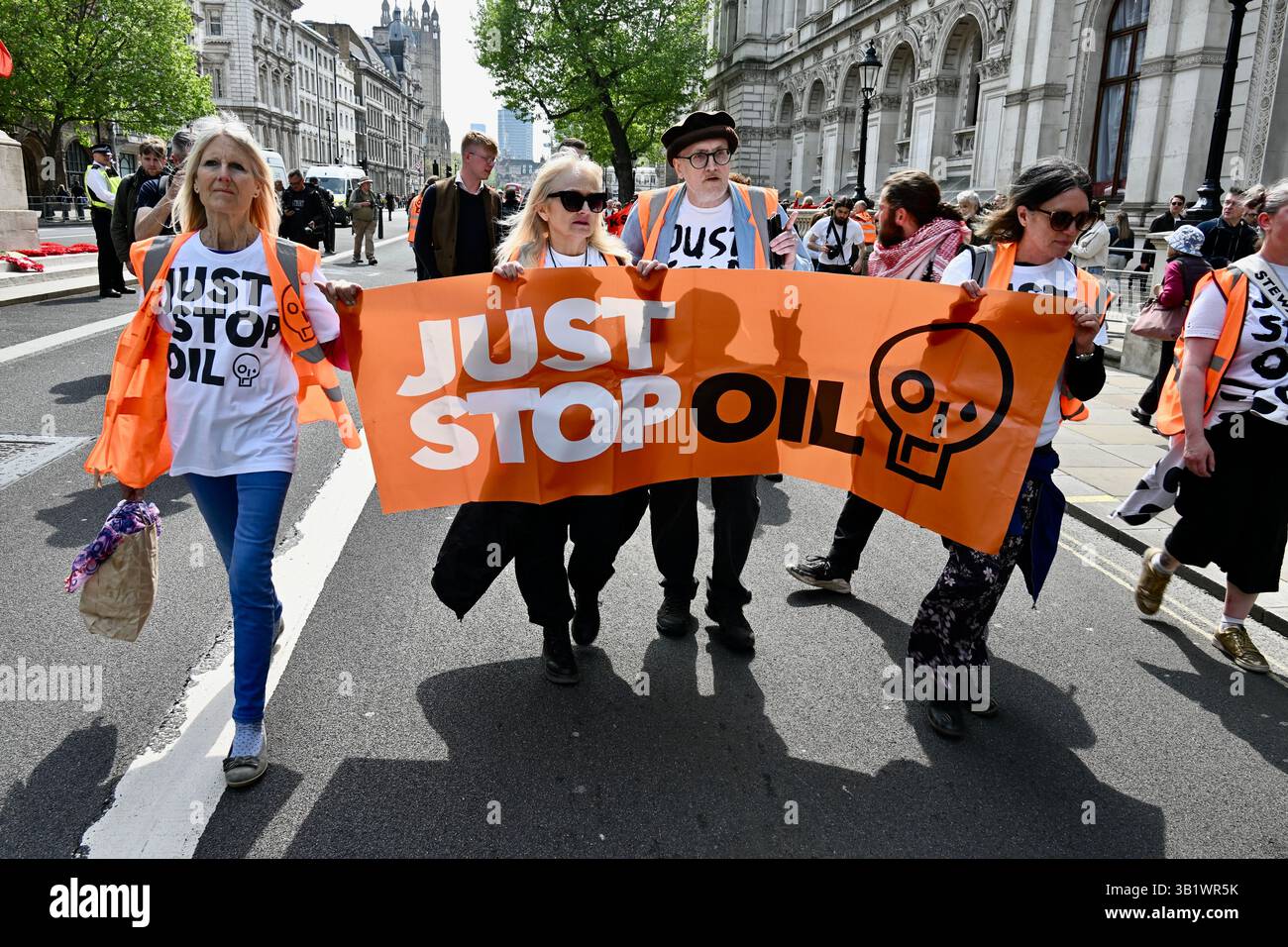 Londra, Regno Unito. Basta fermare l'olio per un'ultima azione. I Just Stop Oil hanno tenuto la loro ultima marcia di oggi da St James Park alle Royal Courts of Justice, per celebrare il loro ultimo giorno di azione. Il gruppo sostiene che 3.300 attivisti sono stati arrestati dal 2022 per aver preso parte alle loro proteste, con 180 che vanno in prigione. Crediti: michael melia/Alamy Live News Foto Stock