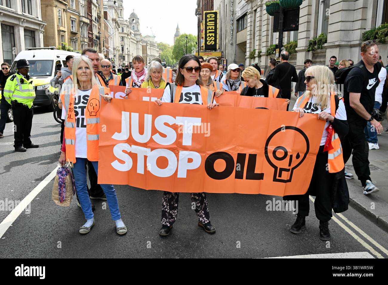 Londra, Regno Unito. Basta fermare l'olio per un'ultima azione. I Just Stop Oil hanno tenuto la loro ultima marcia di oggi da St James Park alle Royal Courts of Justice, per celebrare il loro ultimo giorno di azione. Il gruppo sostiene che 3.300 attivisti sono stati arrestati dal 2022 per aver preso parte alle loro proteste, con 180 che vanno in prigione. Crediti: michael melia/Alamy Live News Foto Stock