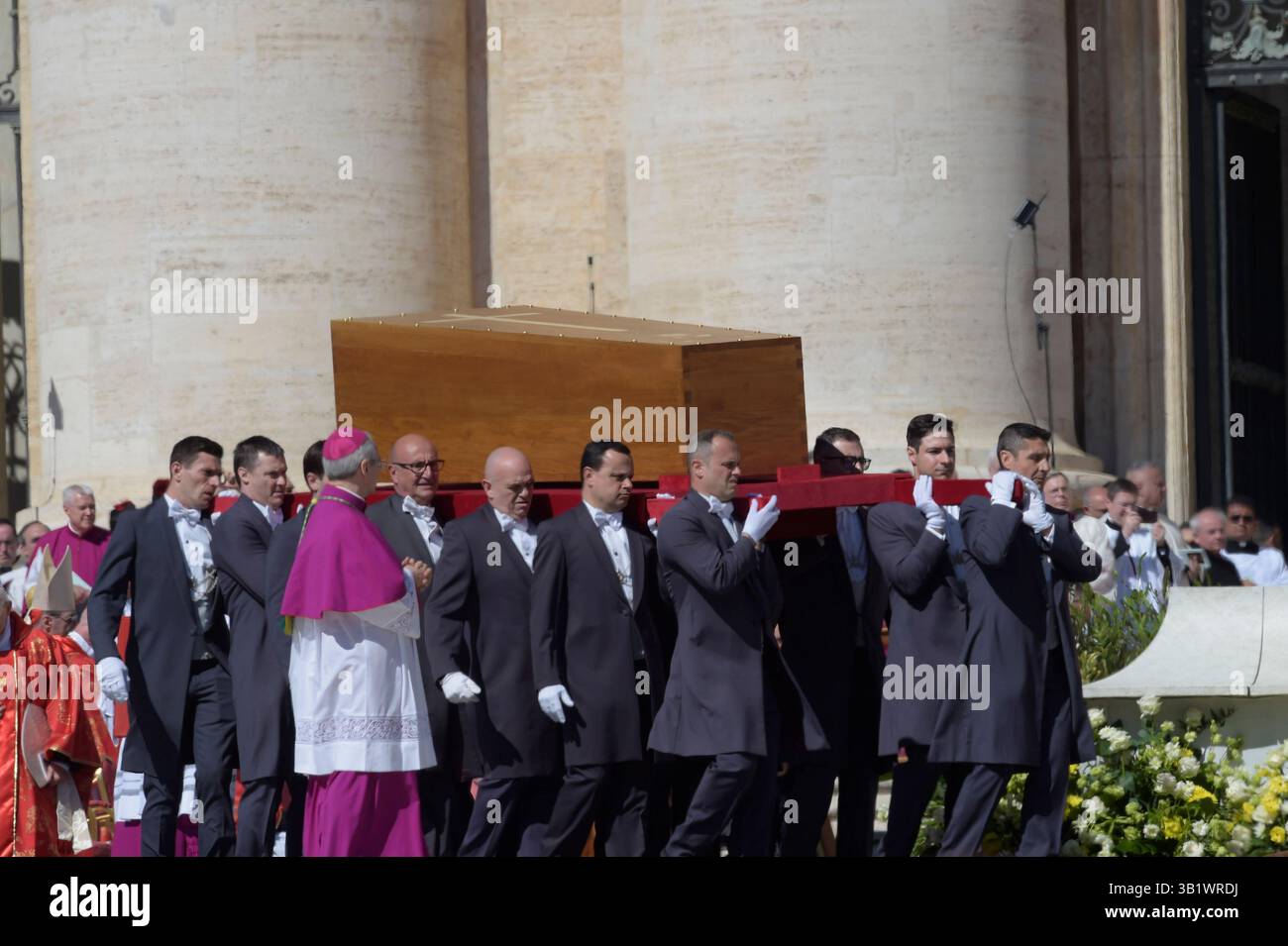 Vaticano, città del Vaticano. 26 aprile 2025. I Pallbearers portano la bara al funerale di Papa Francesco in Piazza San Pietro a città del Vaticano, sabato 26 aprile 2025. Papa Francesco morì il 21 aprile all'età di 88 anni. Nato in Argentina come Jorge Mario Bergoglio, fu il primo latino-americano e il primo gesuita a diventare Papa quando eletto nel 2013. Foto di Sefano Spaziani/UPI credito: UPI/Alamy Live News Foto Stock