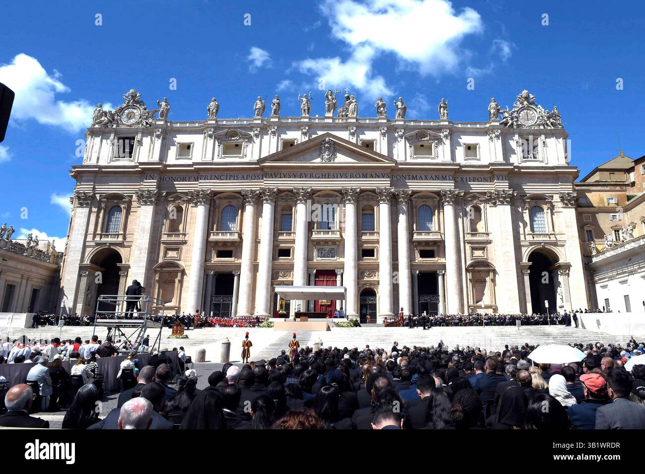 Vaticano, città del Vaticano. 26 aprile 2025. I Pallbearers portano la bara al funerale di Papa Francesco in Piazza San Pietro a città del Vaticano, sabato 26 aprile 2025. Papa Francesco morì il 21 aprile all'età di 88 anni. Nato in Argentina come Jorge Mario Bergoglio, fu il primo latino-americano e il primo gesuita a diventare Papa quando eletto nel 2013. Foto di Sefano Spaziani/UPI credito: UPI/Alamy Live News Foto Stock