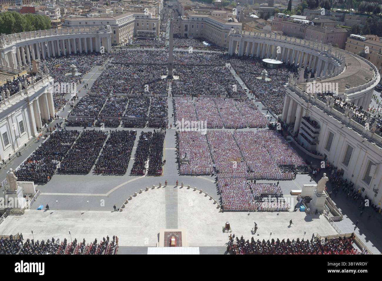 Vaticano, città del Vaticano. 26 aprile 2025. I Pallbearers portano la bara al funerale di Papa Francesco in Piazza San Pietro a città del Vaticano, sabato 26 aprile 2025. Papa Francesco morì il 21 aprile all'età di 88 anni. Nato in Argentina come Jorge Mario Bergoglio, fu il primo latino-americano e il primo gesuita a diventare Papa quando eletto nel 2013. Foto di Sefano Spaziani/UPI credito: UPI/Alamy Live News Foto Stock