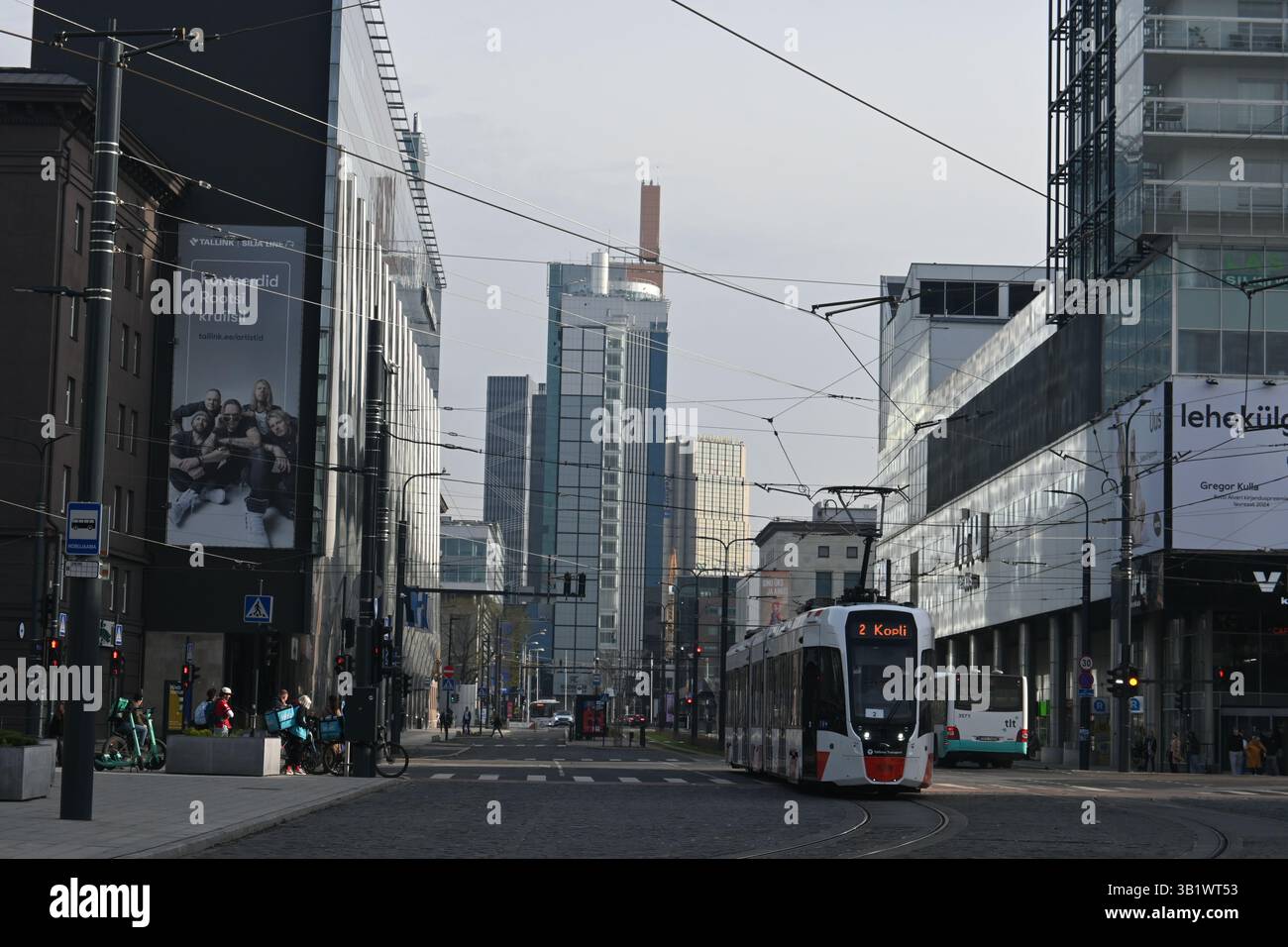 Tallinn, Estonia, 19 aprile 2025: Street in Modern Tallinn Foto Stock