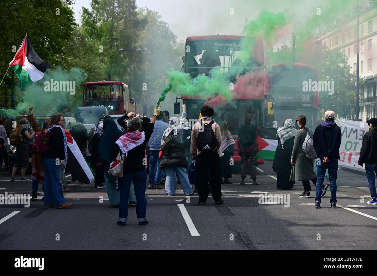 LONDRA, INGHILTERRA - APRILE 26 2025: Domanda giovanile - ultimo giorno d'azione! Gli attivisti usano striscioni e fumogeni per bloccare Marble Arch e impedire che il traffico scorra liberamente. I manifestanti della domanda giovanile hanno bloccato il traffico in segno di protesta contro il genocidio di Gaza di Israele contro il popolo palestinese. (Foto di 李世惠/SEE li/Picture Capital) credito: Vedi li/Picture Capital/Alamy Live News Foto Stock