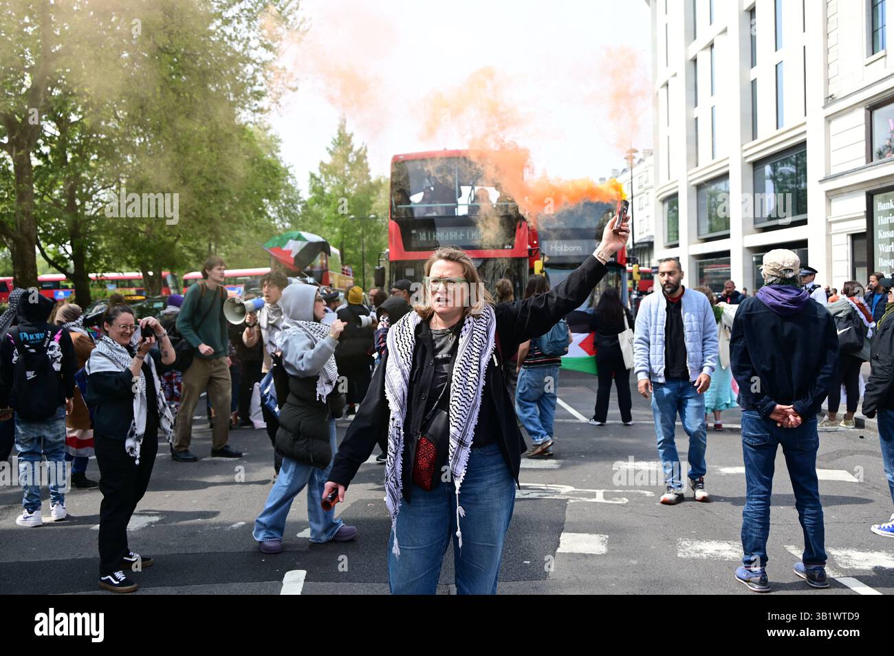 LONDRA, INGHILTERRA - APRILE 26 2025: Domanda giovanile - ultimo giorno d'azione! Gli attivisti usano striscioni e fumogeni per bloccare Marble Arch e impedire che il traffico scorra liberamente. I manifestanti della domanda giovanile hanno bloccato il traffico in segno di protesta contro il genocidio di Gaza di Israele contro il popolo palestinese. (Foto di 李世惠/SEE li/Picture Capital) credito: Vedi li/Picture Capital/Alamy Live News Foto Stock