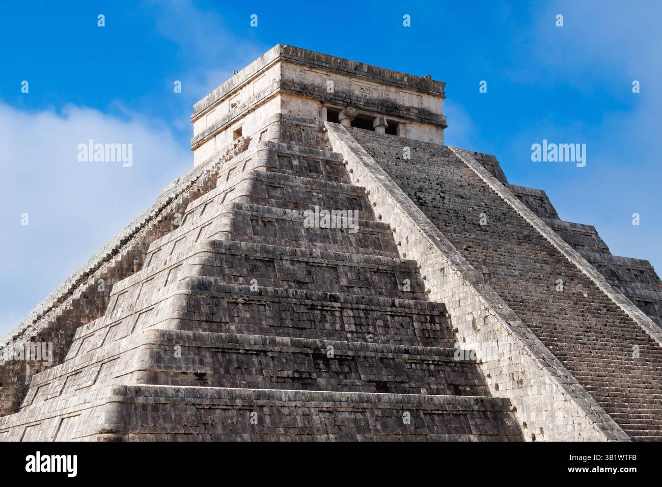 Chichen Itza - la piramide Maya di El Castillo, una delle 8 meraviglie del mondo. Foto Stock