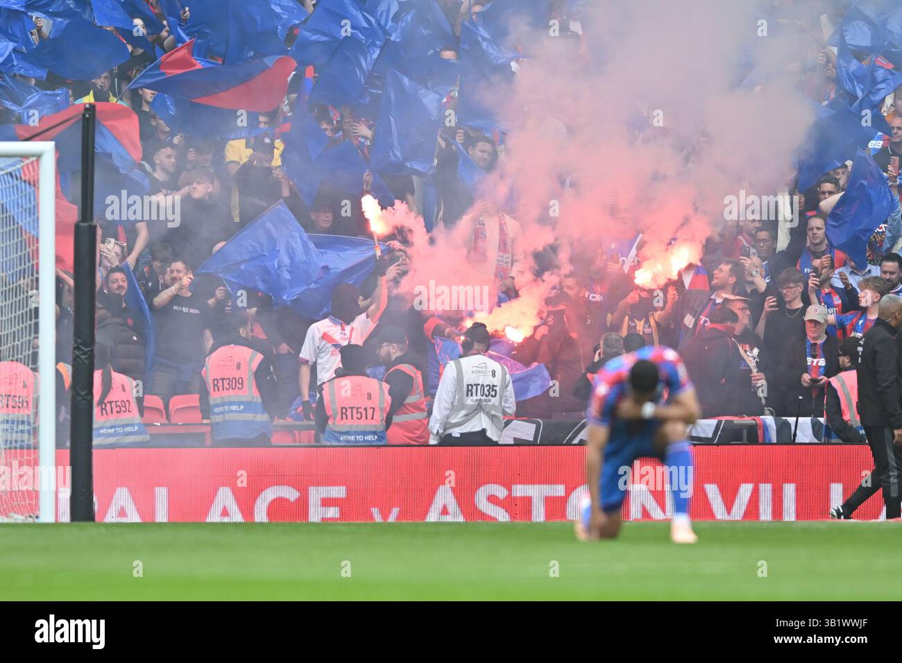 Bagliano tra la folla all'inizio della semifinale della Emirates fa Cup tra l'Aston Villa e il Crystal Palace allo Stadio di Wembley, Londra, sabato 26 aprile 2025. (Foto: Kevin Hodgson | mi News) crediti: MI News & Sport /Alamy Live News Foto Stock