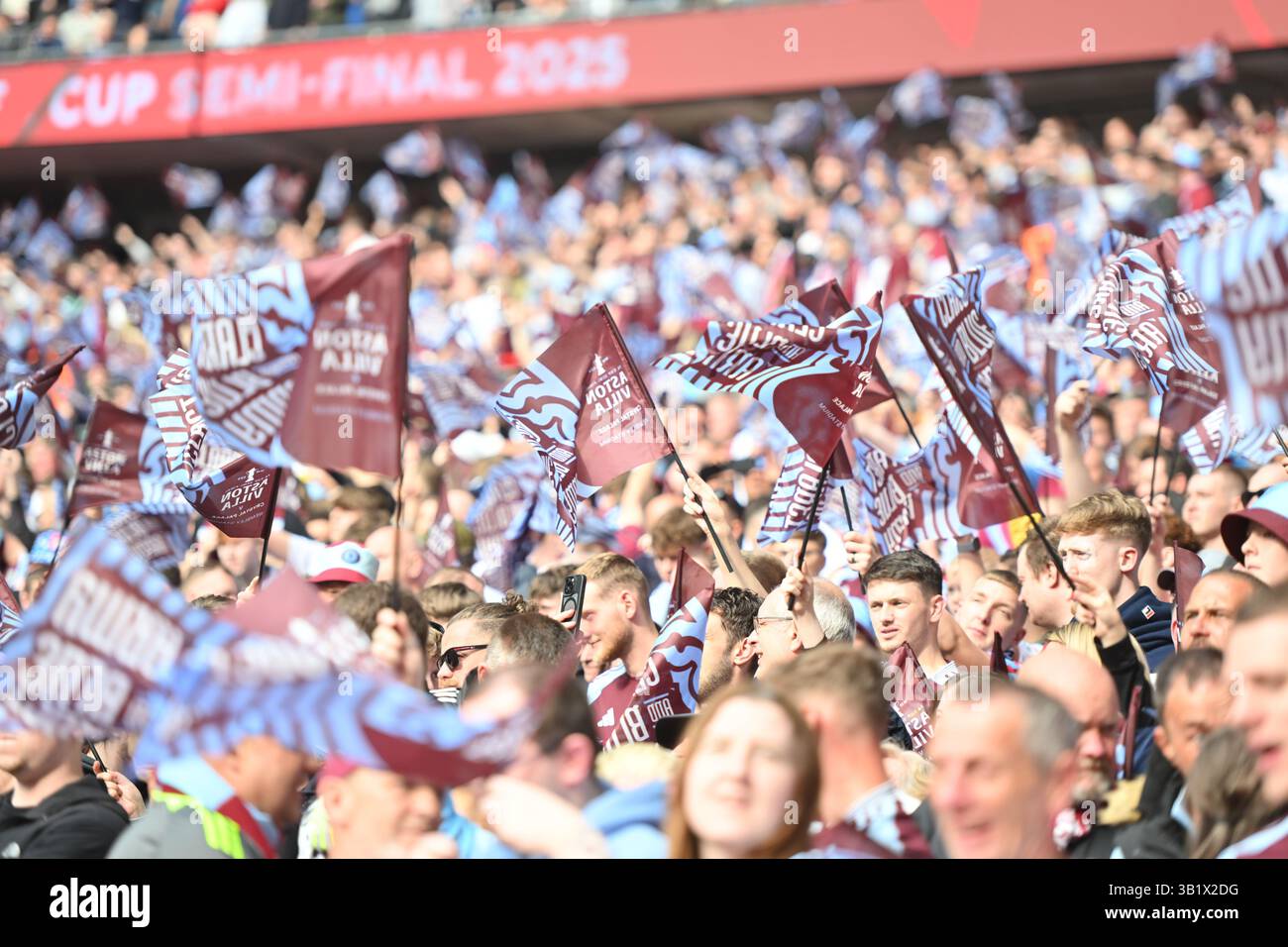 I tifosi dell'Aston Villa con bandiere durante la semifinale della Emirates fa Cup tra l'Aston Villa e il Crystal Palace allo Stadio di Wembley, Londra, sabato 26 aprile 2025. (Foto: Kevin Hodgson | mi News) crediti: MI News & Sport /Alamy Live News Foto Stock