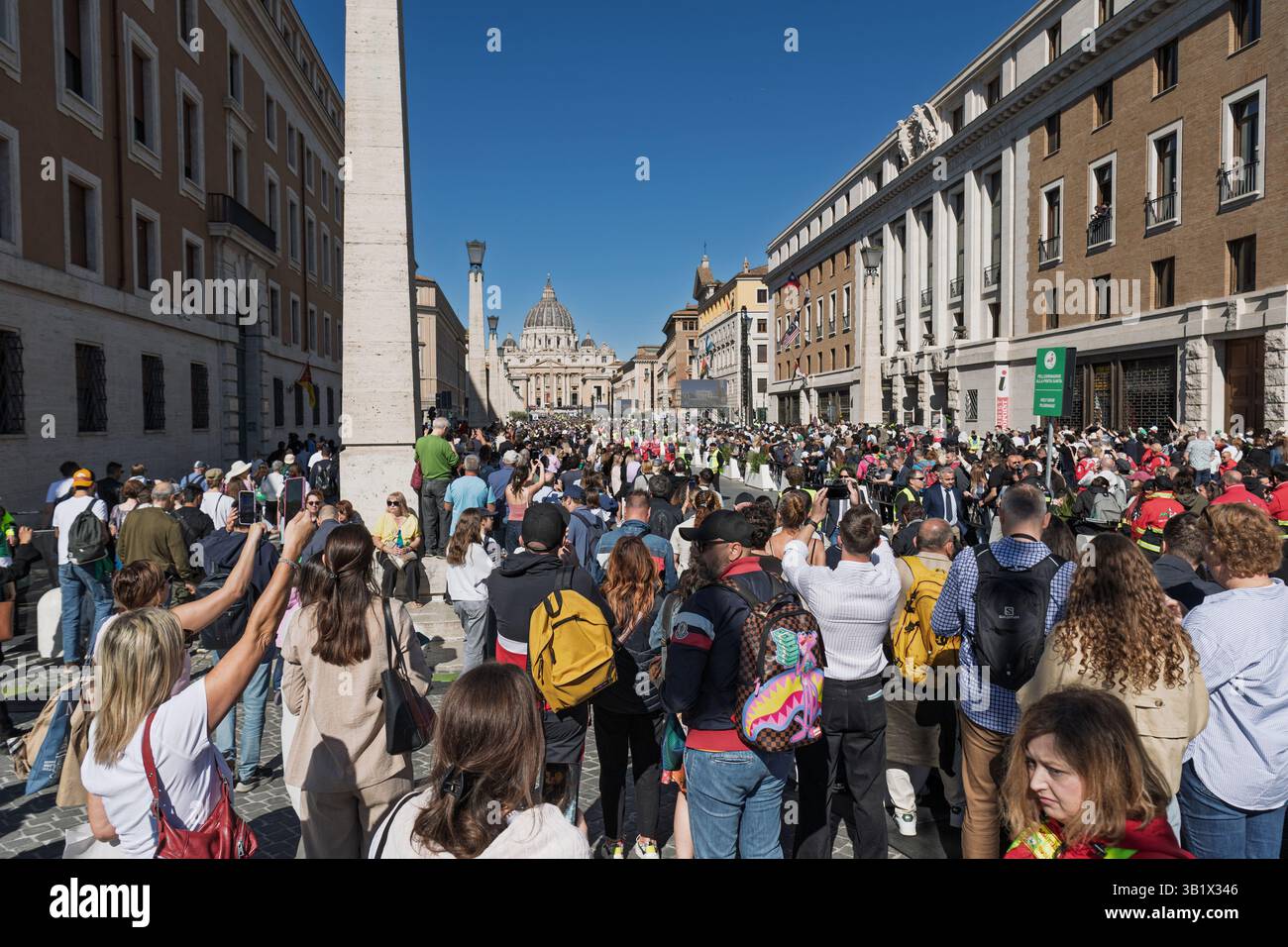 Una folla di fedeli in via della conciliazione e in Piazza San Pietro per i funerali di Papa Francesco, Stato Vaticano, Roma, Italia Foto Stock