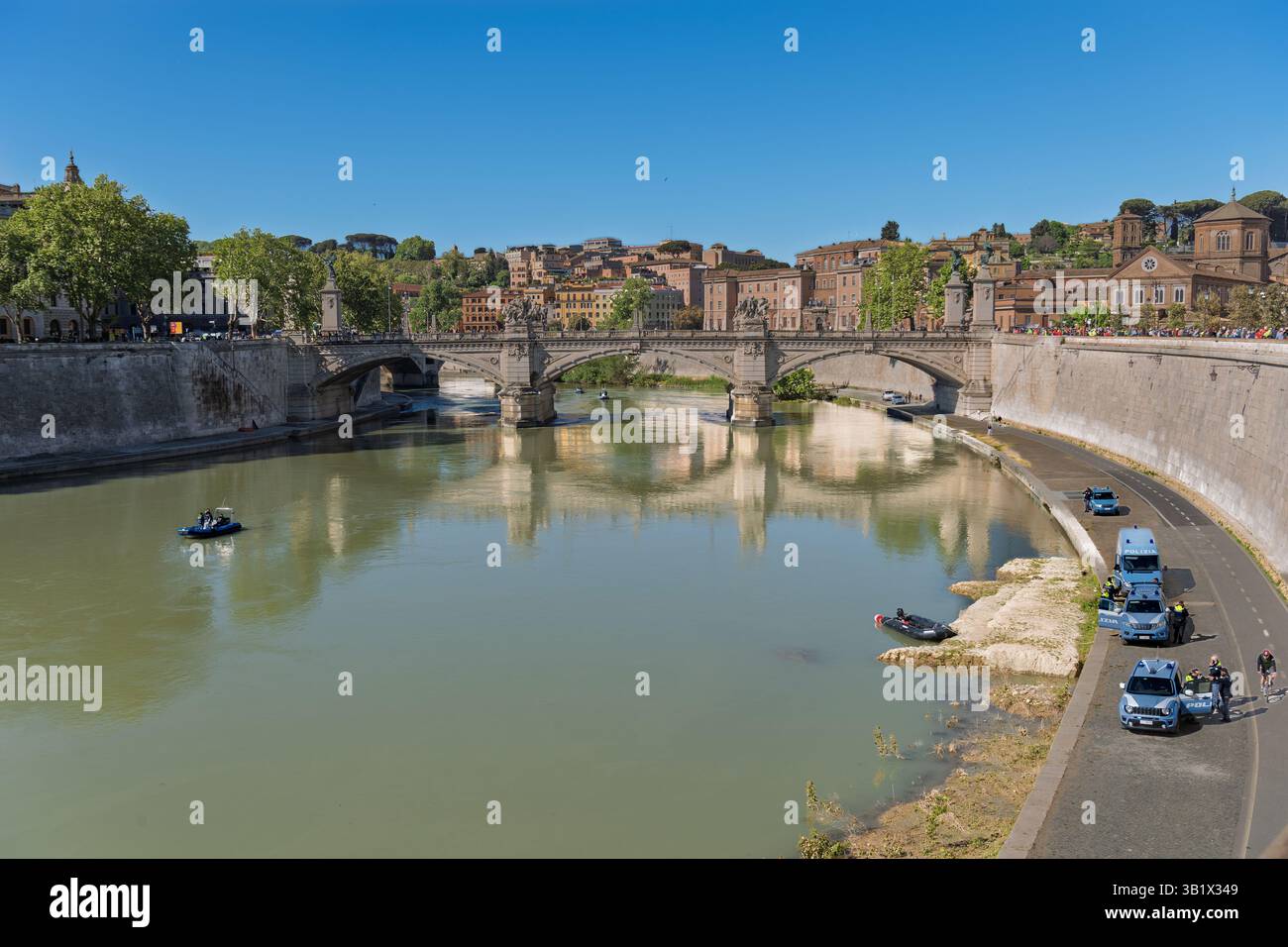 Misure di sicurezza lungo le rive del Tevere durante i funerali di Papa Francesco, Stato Vaticano, Roma, Italia Foto Stock
