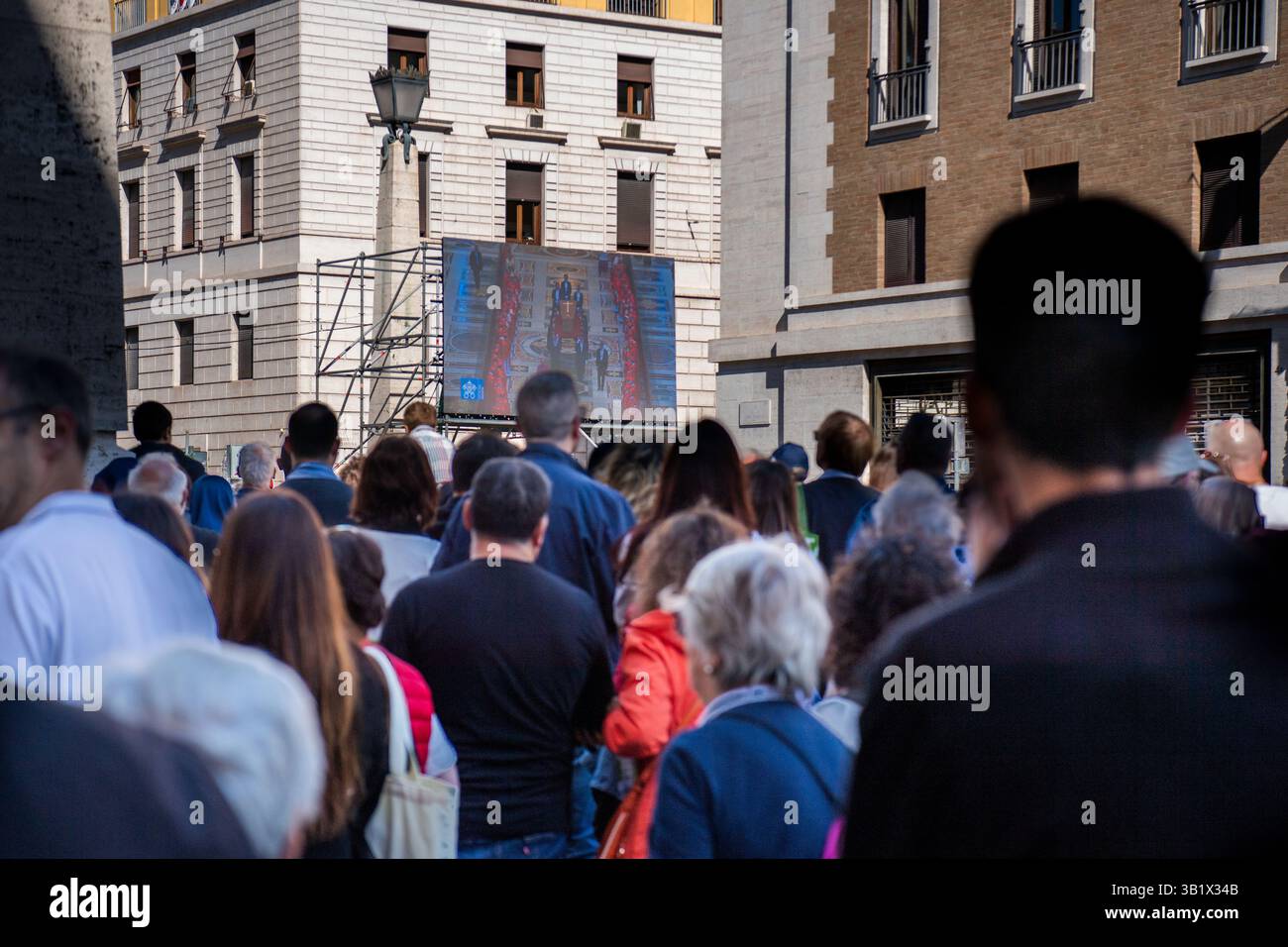 Una folla di fedeli in via della conciliazione e in Piazza San Pietro per i funerali di Papa Francesco, Stato Vaticano, Roma, Italia Foto Stock