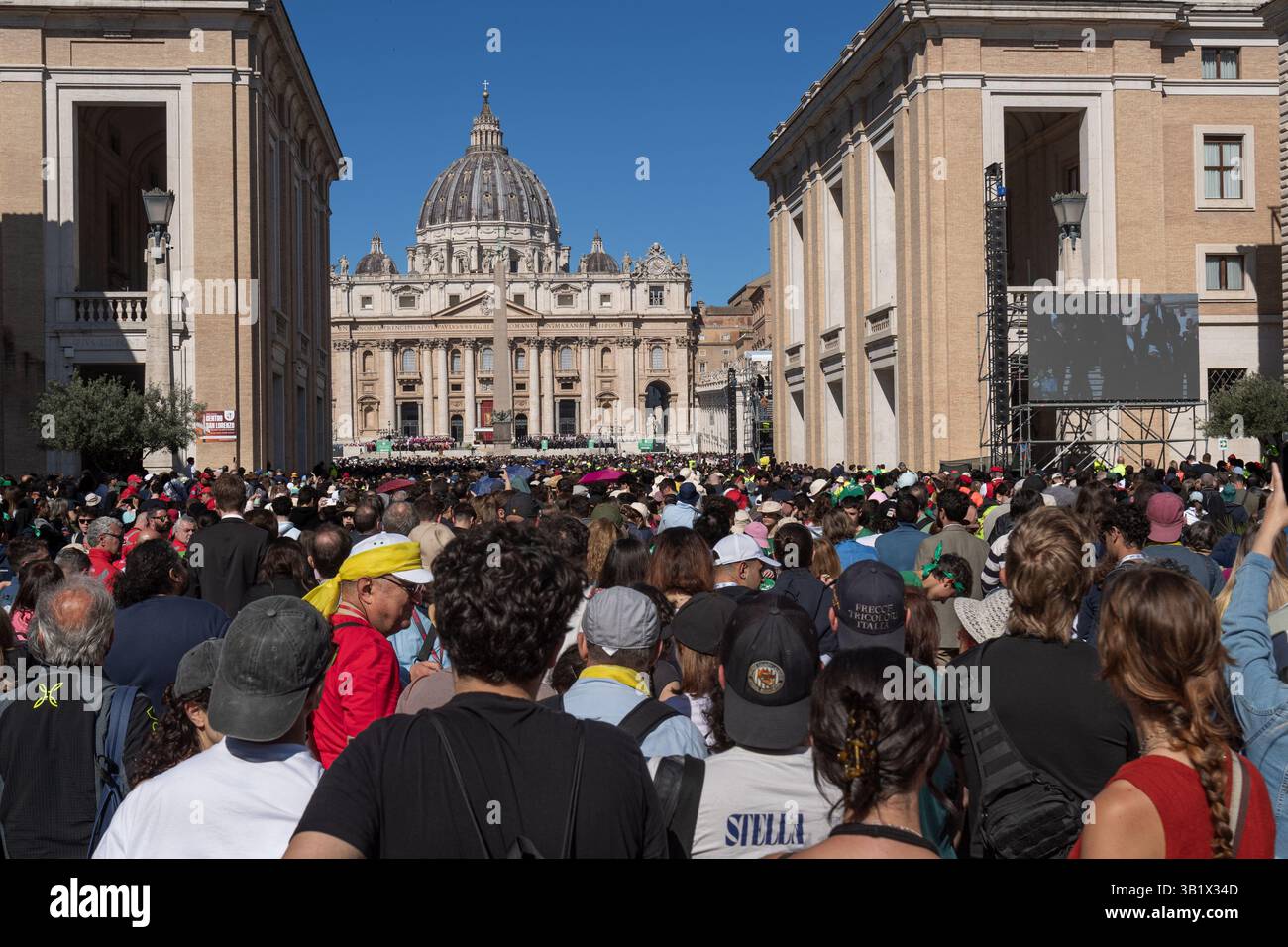 Una folla di fedeli in via della conciliazione e in Piazza San Pietro per i funerali di Papa Francesco, Stato Vaticano, Roma, Italia Foto Stock