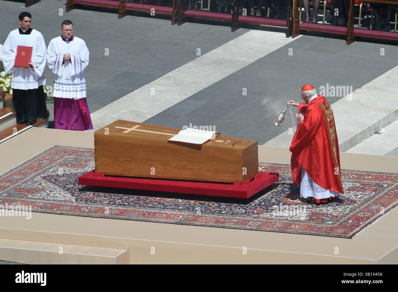 Italia, Roma, città del Vaticano, 26 aprile 2025: Una vista durante il funerale di Papa Francesco in Piazza San Pietro. Sarà sepolto fuori dal Vaticano in una semplice bara di legno nella Basilica di Santa Maria maggiore. Foto Danilo Balducci/sintesi/Alamy Live News Foto Stock