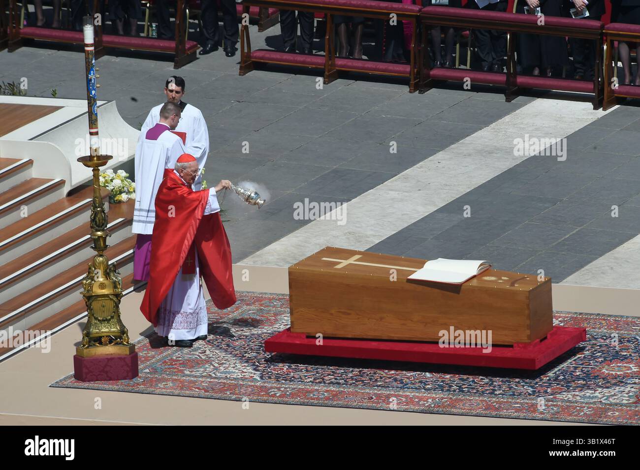 Italia, Roma, città del Vaticano, 26 aprile 2025: Una vista durante il funerale di Papa Francesco in Piazza San Pietro. Sarà sepolto fuori dal Vaticano in una semplice bara di legno nella Basilica di Santa Maria maggiore. Foto Danilo Balducci/sintesi/Alamy Live News Foto Stock