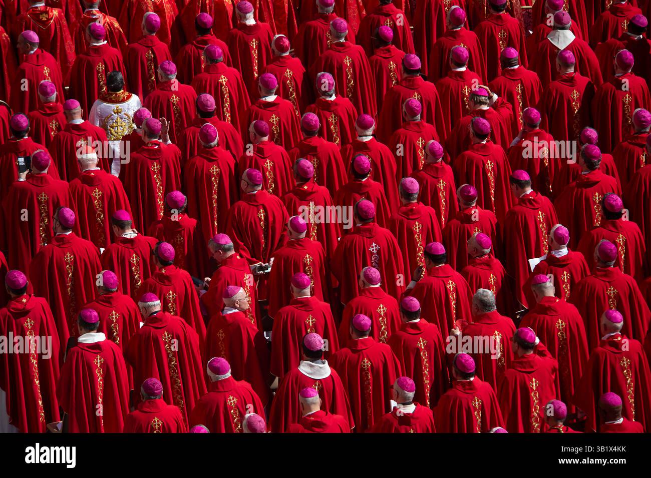 Italia, Roma, città del Vaticano, 26 aprile 2025: Una vista durante il funerale di Papa Francesco in Piazza San Pietro. Sarà sepolto fuori dal Vaticano in una semplice bara di legno nella Basilica di Santa Maria maggiore. Foto Danilo Balducci/sintesi/Alamy Live News Foto Stock