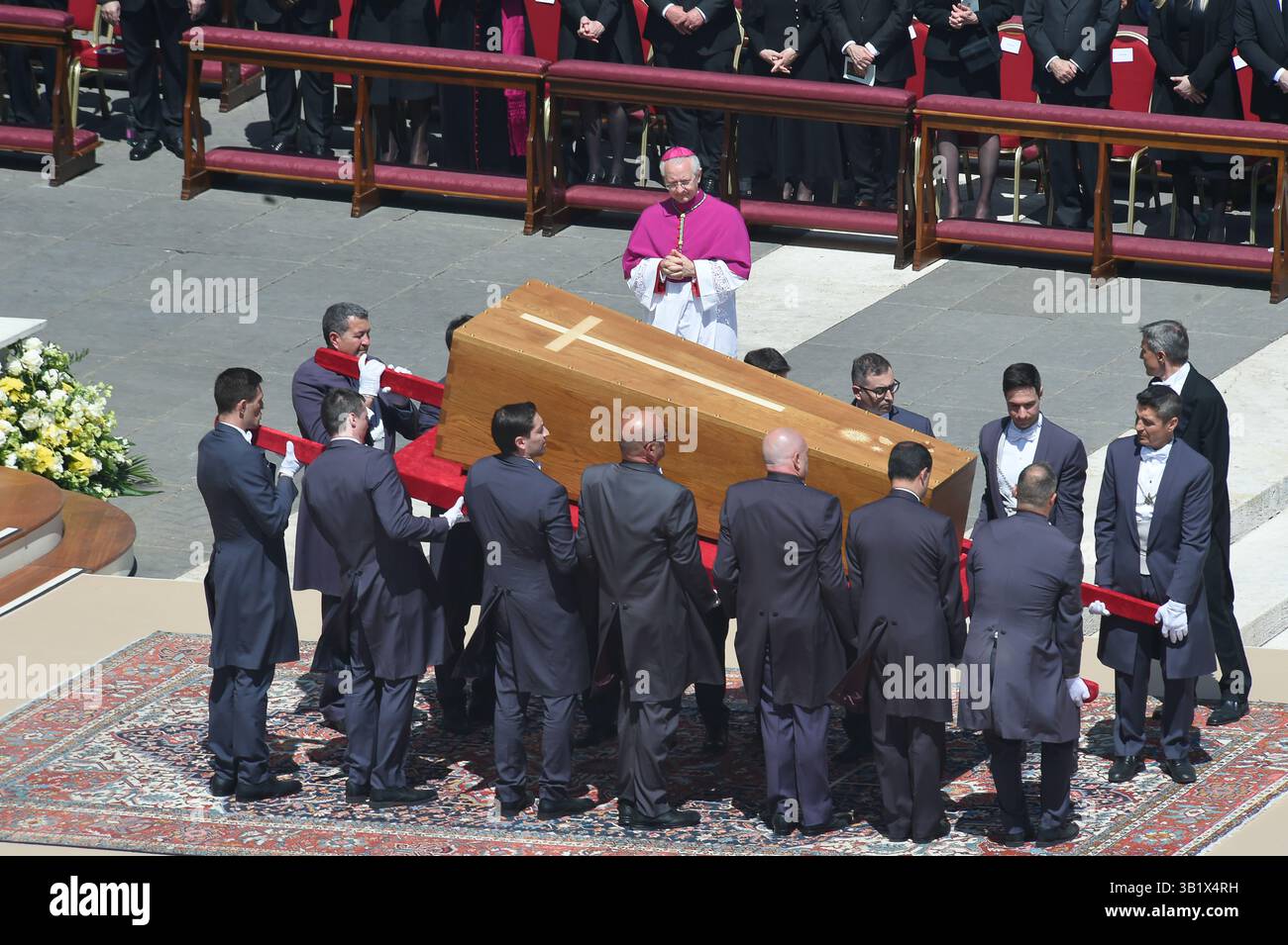 Italia, Roma, città del Vaticano, 26 aprile 2025: Una vista durante il funerale di Papa Francesco in Piazza San Pietro. Sarà sepolto fuori dal Vaticano in una semplice bara di legno nella Basilica di Santa Maria maggiore. Foto Danilo Balducci/sintesi/Alamy Live News Foto Stock
