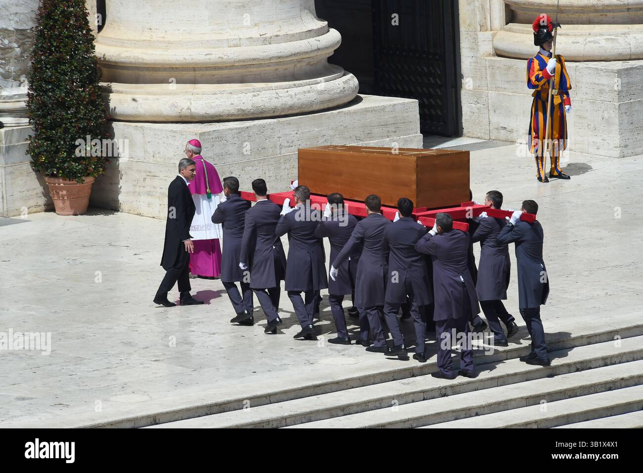 Italia, Roma, città del Vaticano, 26 aprile 2025: Una vista durante il funerale di Papa Francesco in Piazza San Pietro. Sarà sepolto fuori dal Vaticano in una semplice bara di legno nella Basilica di Santa Maria maggiore. Foto Danilo Balducci/sintesi/Alamy Live News Foto Stock