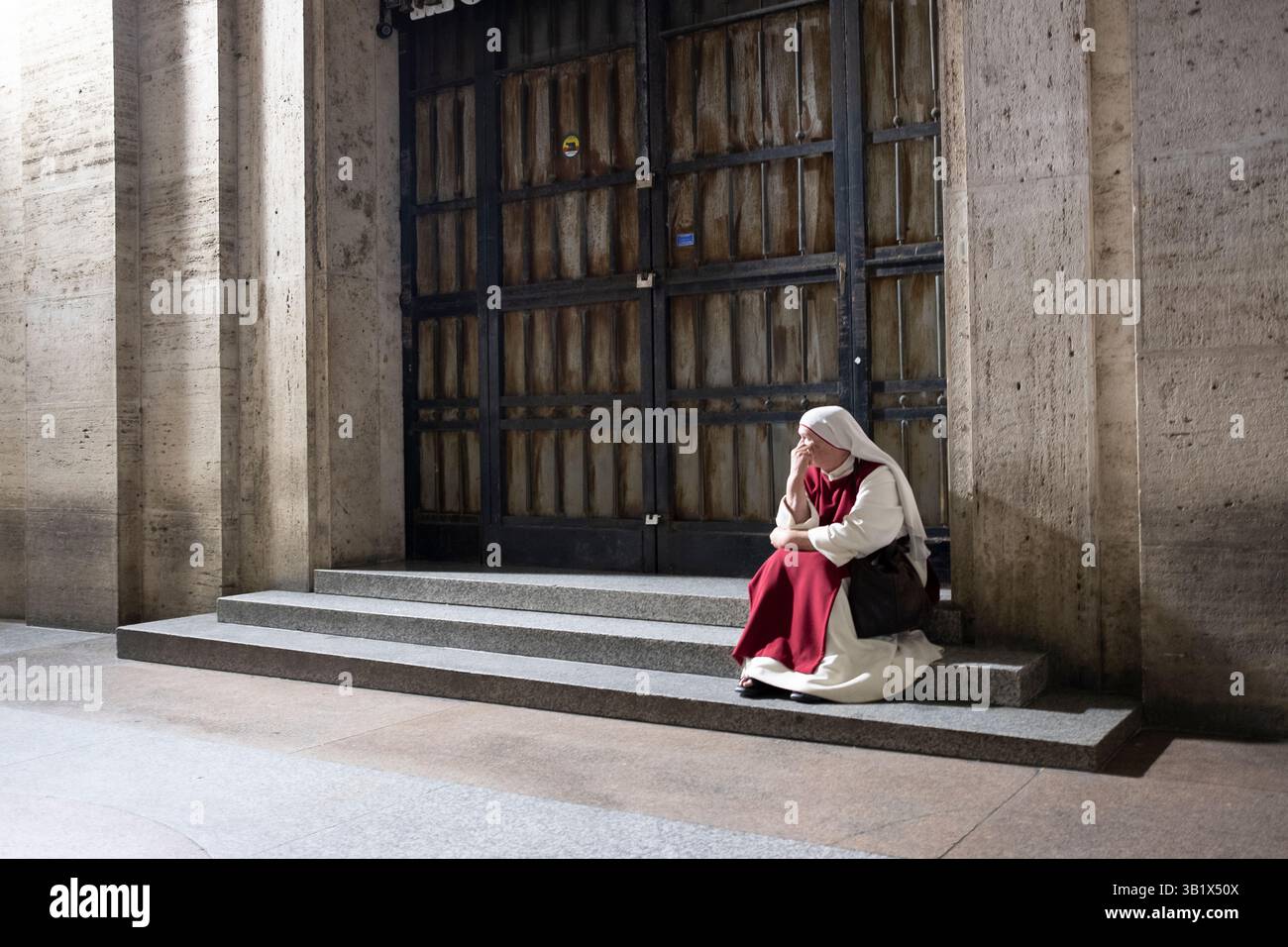 Italia, Roma, città del Vaticano, 26 aprile 2025: Una vista durante il funerale di Papa Francesco in Piazza San Pietro. Sarà sepolto fuori dal Vaticano in una semplice bara di legno nella Basilica di Santa Maria maggiore. Foto Danilo Balducci/sintesi/Alamy Live News Foto Stock