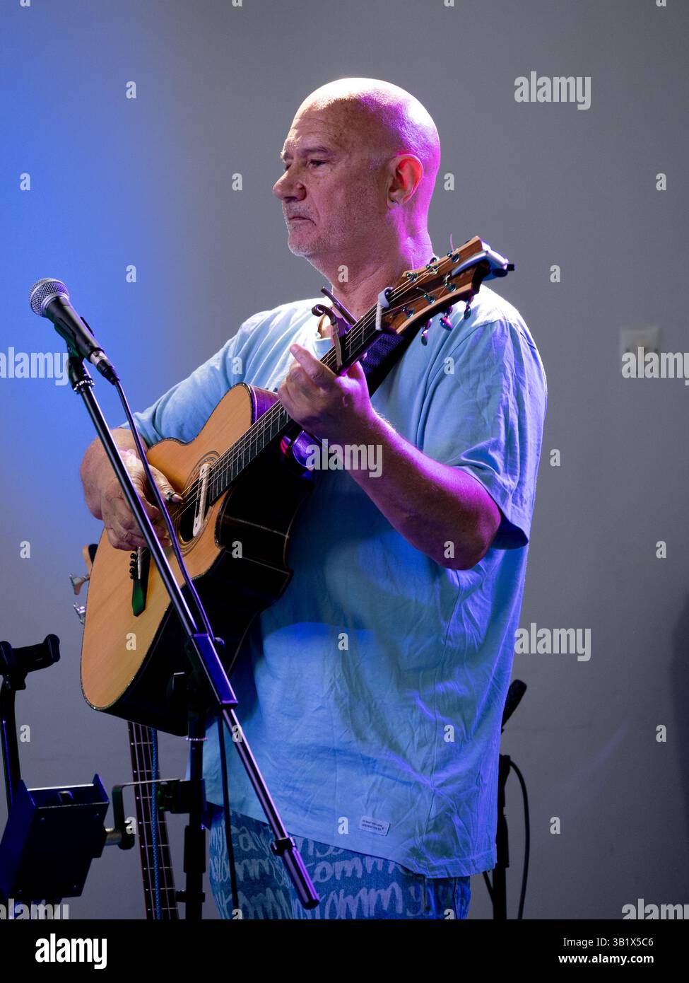 Musicista folk che suona una chitarra acustica, Regno Unito Foto Stock