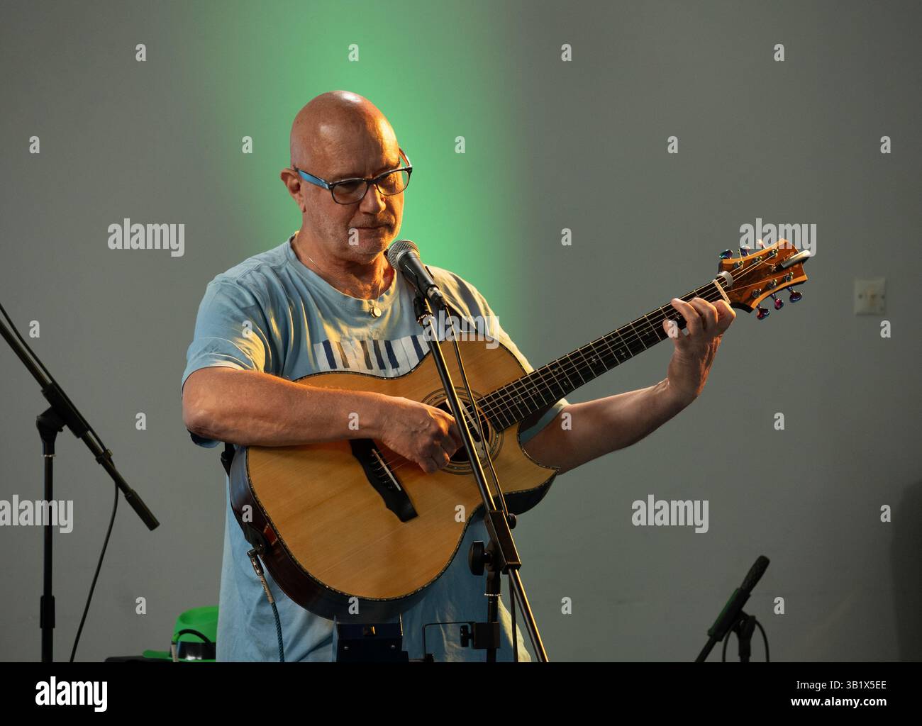 Un musicista folk che suona una chitarra acustica, Regno Unito Foto Stock