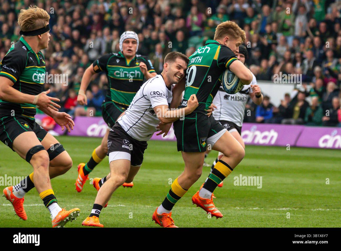 Northampton, Regno Unito, 26 aprile 2025 i Saints volano Half fin Smith all'attacco nella Gallagher Premiership, Cinch Stadium, Franklins Gardens, Northampton, Regno Unito. Alex Williams / Alamy Live News Foto Stock