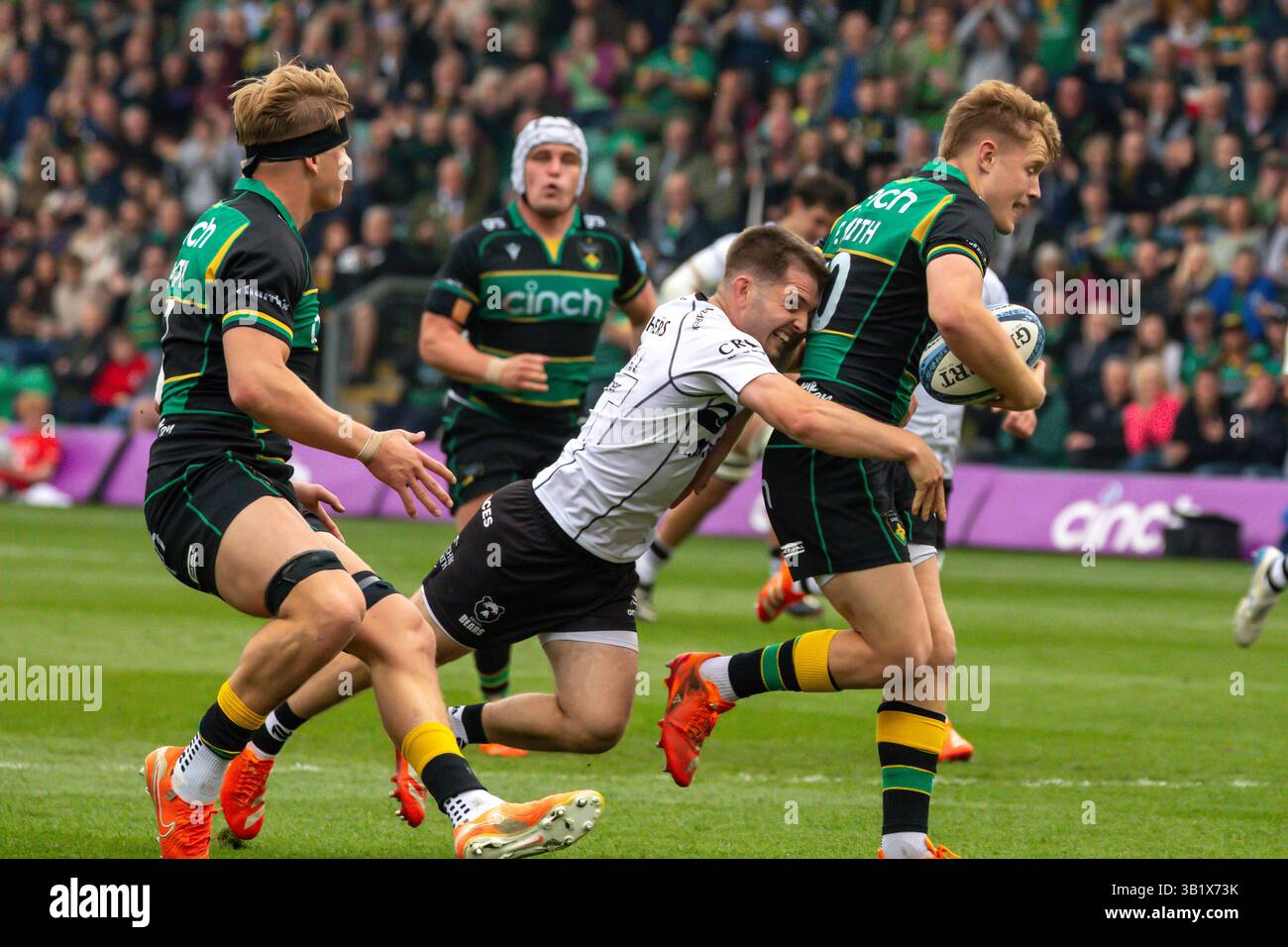 Northampton, Regno Unito, 26 aprile 2025 i Saints volano Half fin Smith all'attacco nella Gallagher Premiership, Cinch Stadium, Franklins Gardens, Northampton, Regno Unito. Alex Williams / Alamy Live News Foto Stock
