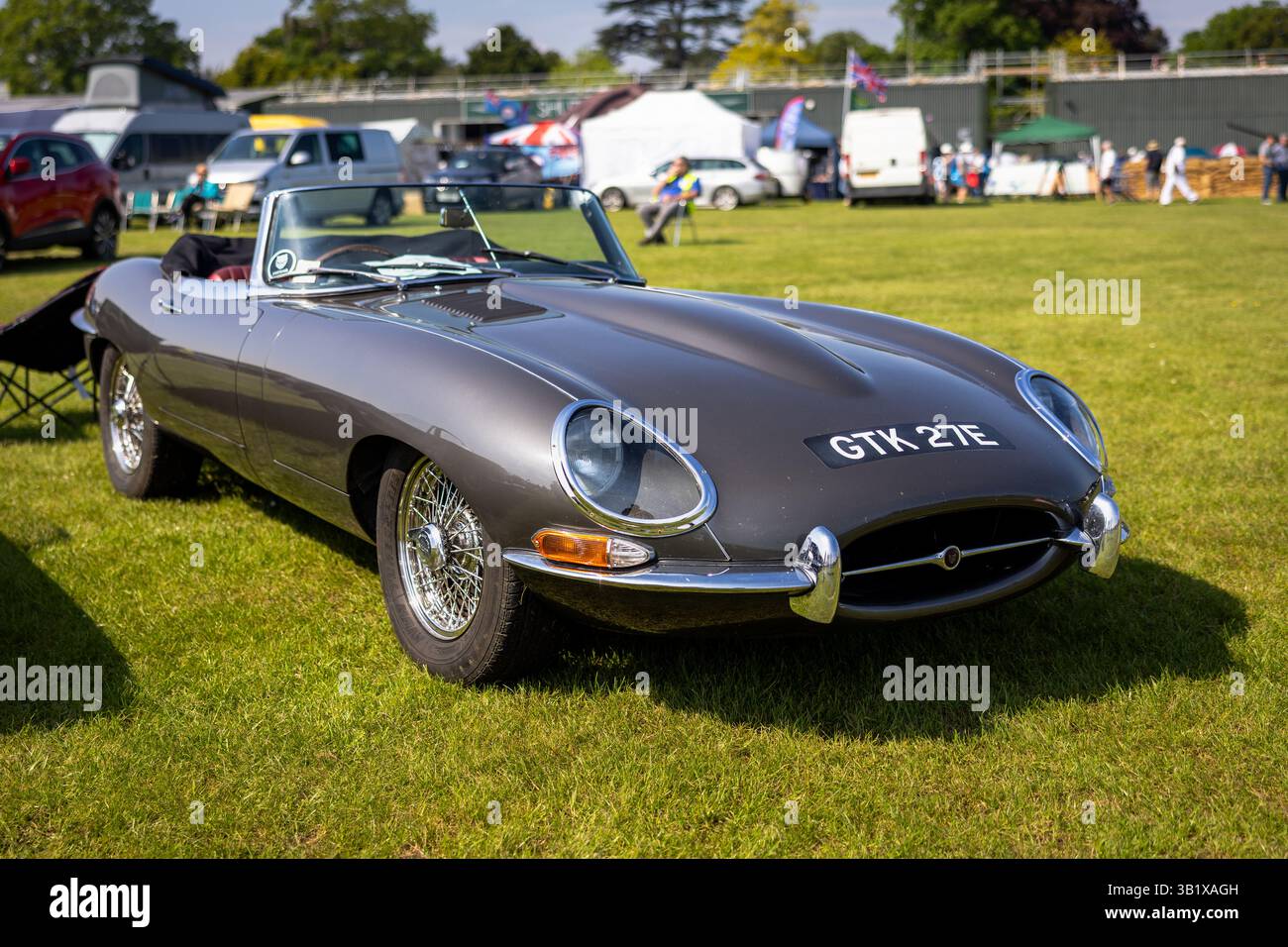 1967 Jaguar e-Type, in mostra al Best of British Airshow tenutosi a Shuttleworth il 12 maggio 2024. Foto Stock