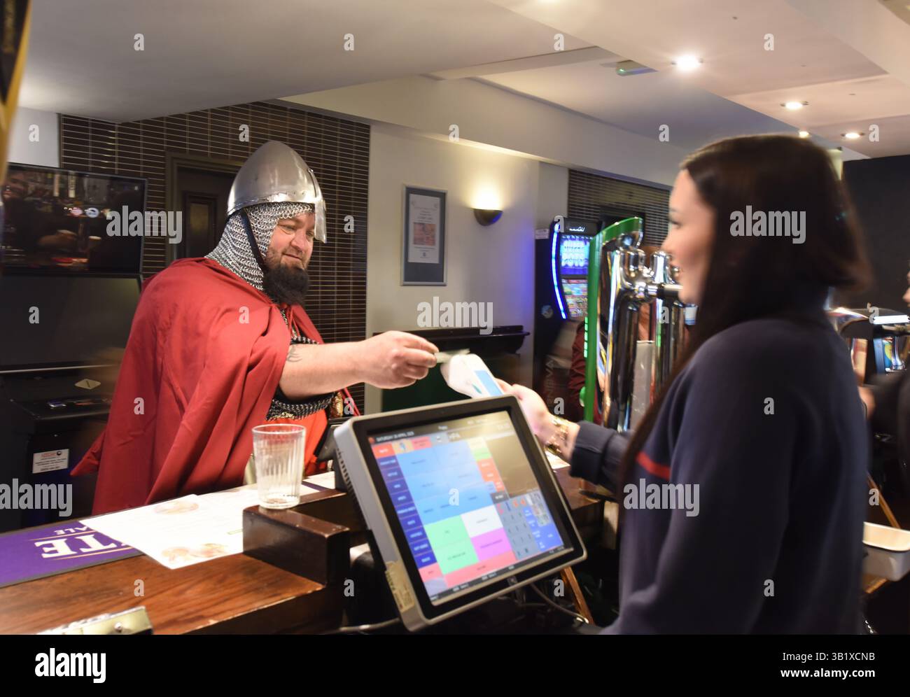 Newport, Shropshire, Regno Unito. 26 aprile 2025 festa di San Giorgio nel centro di Newport. È un lavoro assetato che uccide i draghi mentre questo St George placa la sua sete nel pub locale. David Bagnall/Alamy Live News Foto Stock