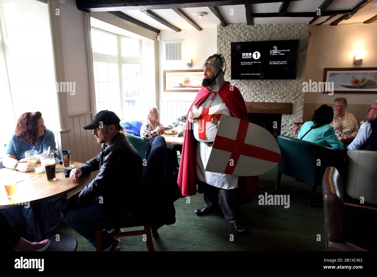 Newport, Shropshire, Regno Unito. 26 aprile 2025 festa di San Giorgio nel centro di Newport. È un lavoro assetato che uccide i draghi mentre questo St George placa la sua sete nel pub locale. David Bagnall/Alamy Live News Foto Stock