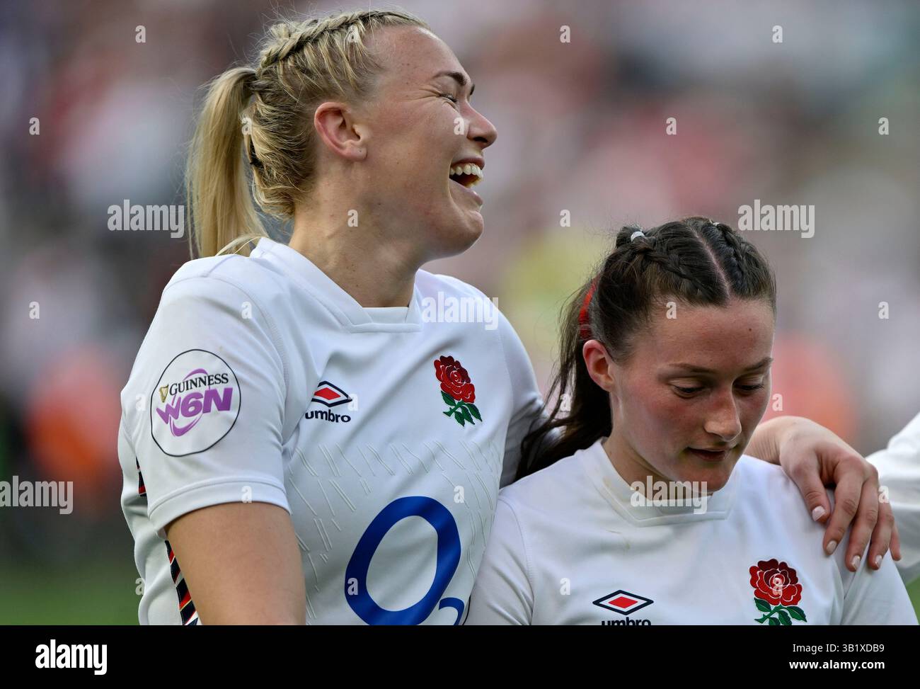Twickenham, Regno Unito. 26 aprile 2025. Donne sei Nazioni. Inghilterra V Francia. Stadio Allianz. Twickenham. Rosie Galligan (Inghilterra, sinistra) e Lucy Packer (Inghilterra) durante la partita di rugby England V France Guinness Womens Six Nations all'Allianz Stadium di Londra, Regno Unito. Crediti: Sport in foto/Alamy Live News Foto Stock