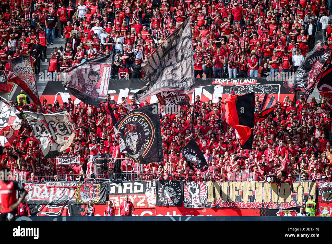 LEVERKUSEN, GERMANIA - 26 APRILE 2025: - La partita di Bundesliga Bayer 04 Leverkusen vs FC Augsburg al BayArena. Foto Stock