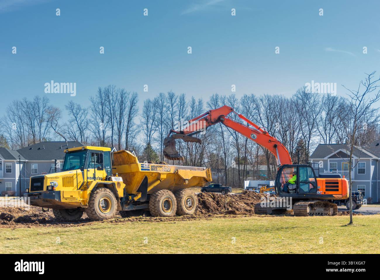 Dumper Komatsu HM300 e escavatore Hitachi 210LC per la preparazione del cantiere Foto Stock