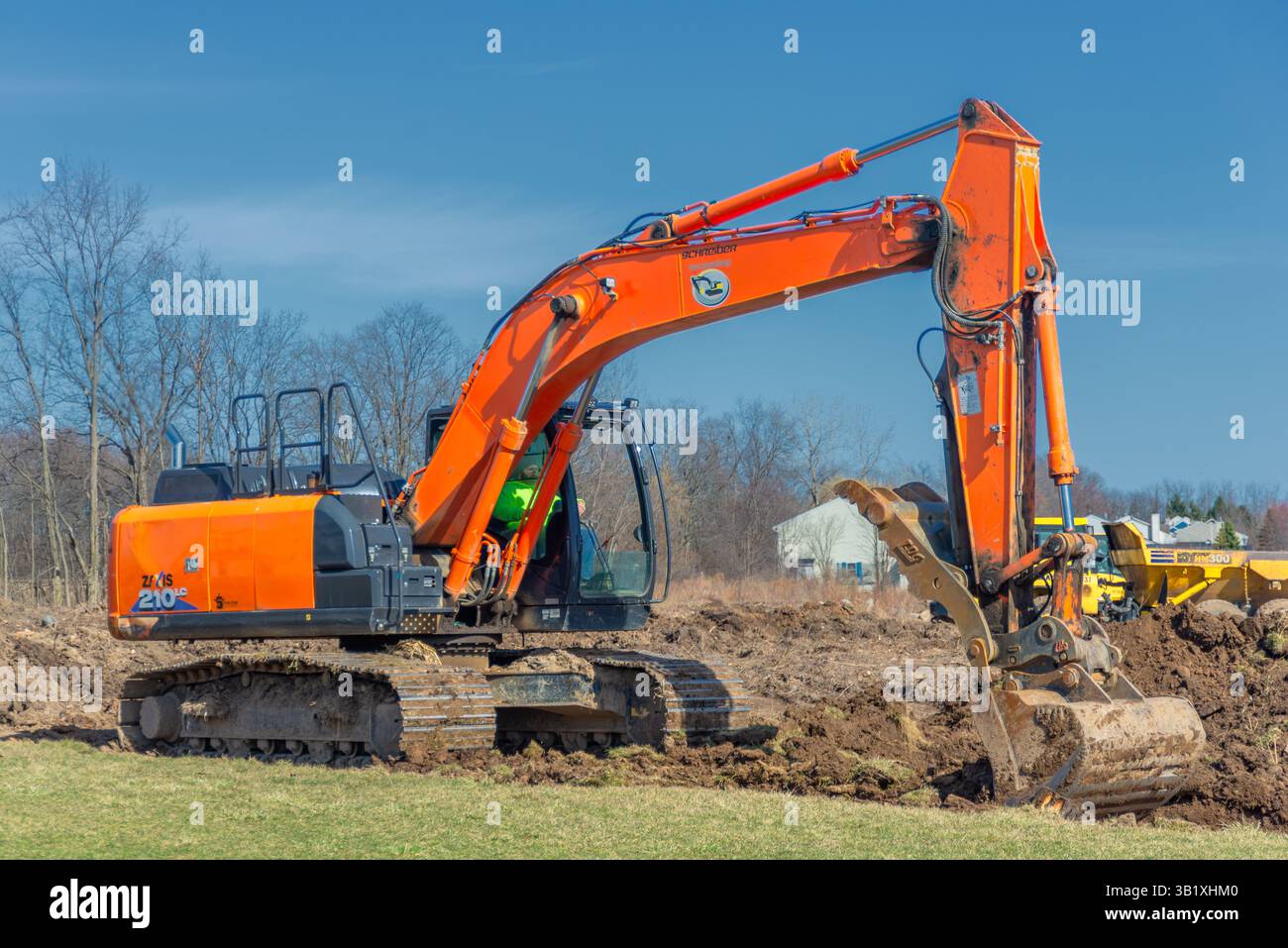 Escavatore Hitachi 210LC per la preparazione dei cantieri. Aeroporto di Ontario County. Farmington, New York Foto Stock