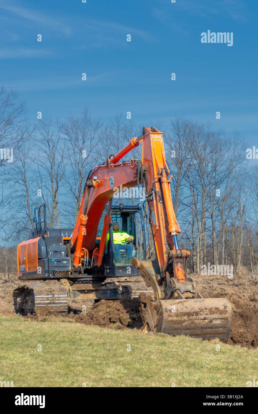 Escavatore Hitachi 210LC per la preparazione dei cantieri. Aeroporto di Ontario County. Farmington, New York Foto Stock