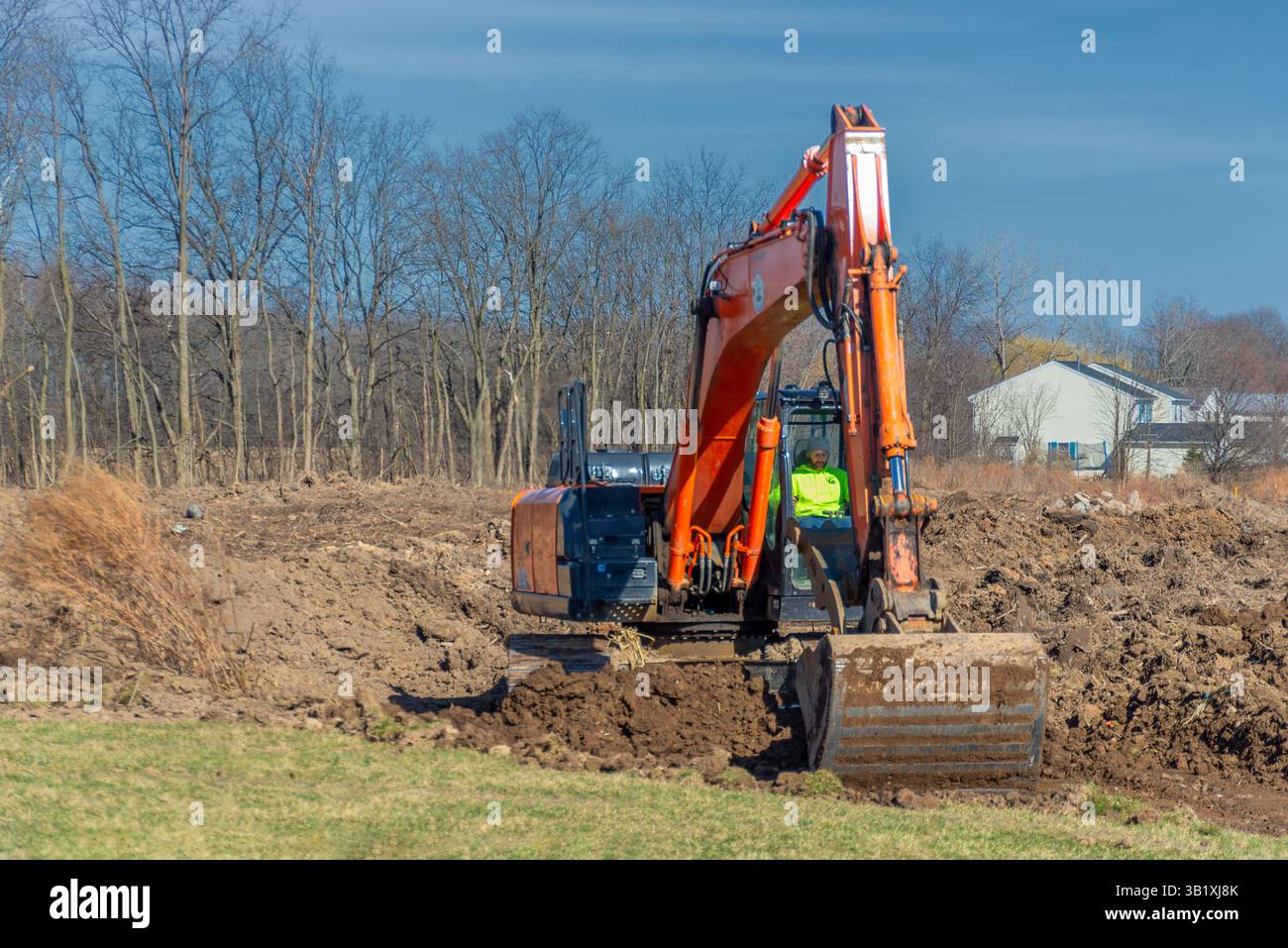 Escavatore Hitachi 210LC per la preparazione dei cantieri. Aeroporto di Ontario County. Farmington, New York Foto Stock