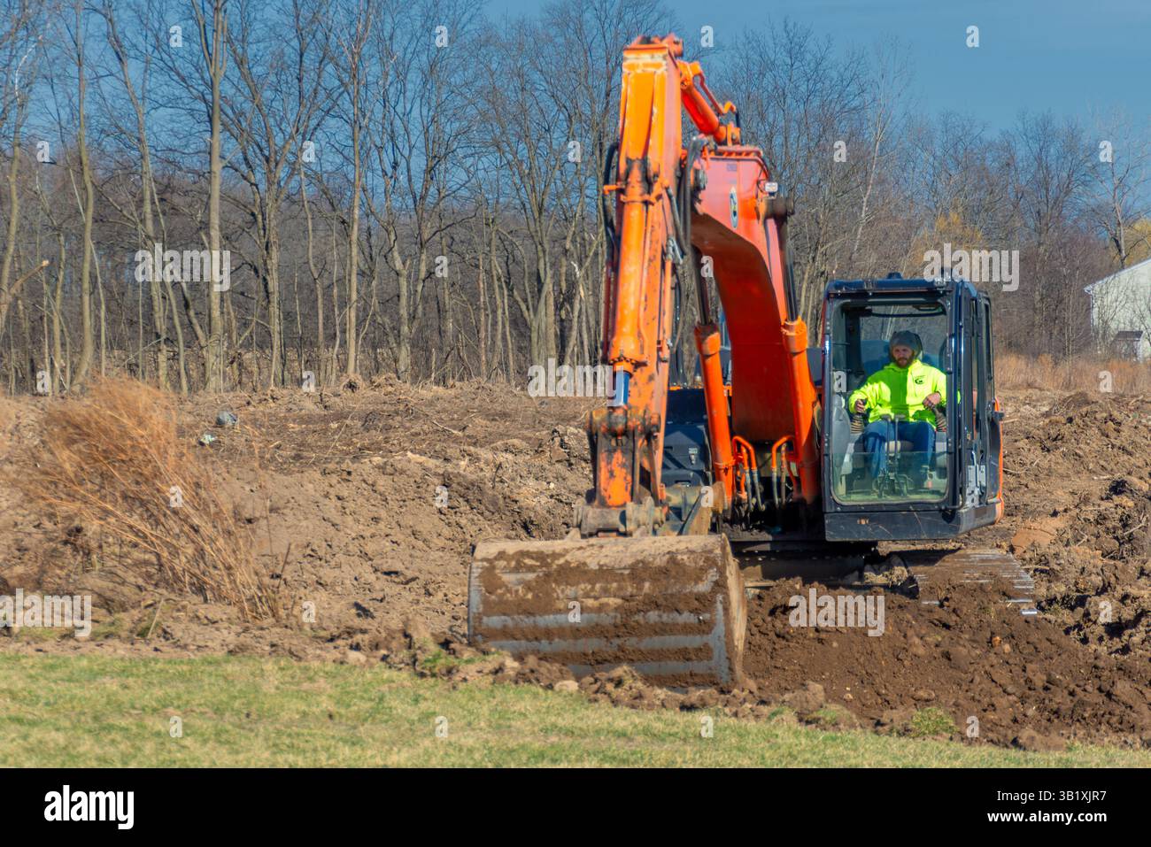 Escavatore Hitachi 210LC per la preparazione dei cantieri. Aeroporto di Ontario County. Farmington, New York Foto Stock