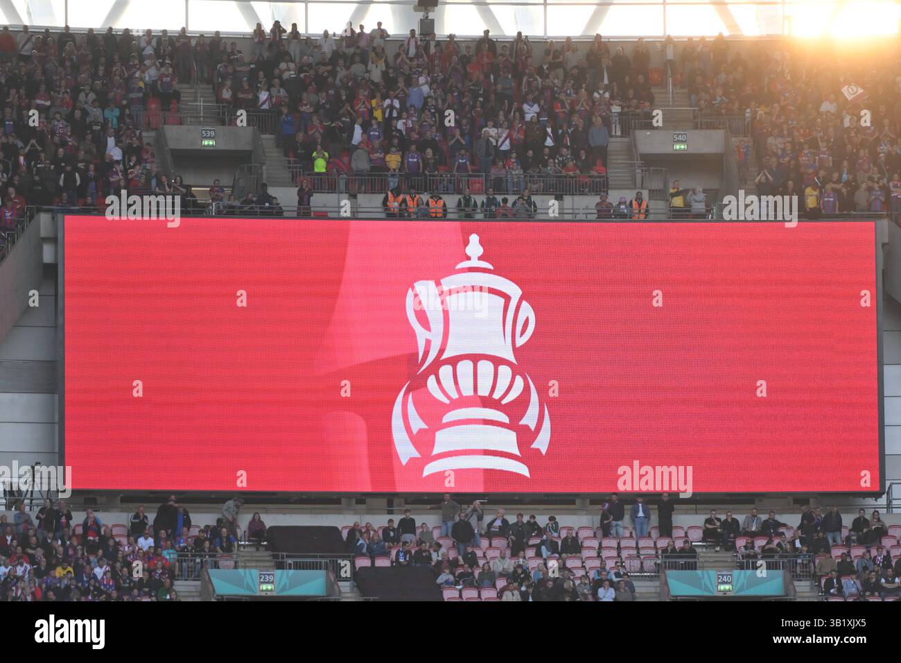 Tabellone segnapunti elettronico con coppa fa durante la semifinale della Emirates fa Cup tra l'Aston Villa e il Crystal Palace allo Stadio di Wembley, Londra, sabato 26 aprile 2025. (Foto: Kevin Hodgson | mi News) crediti: MI News & Sport /Alamy Live News Foto Stock