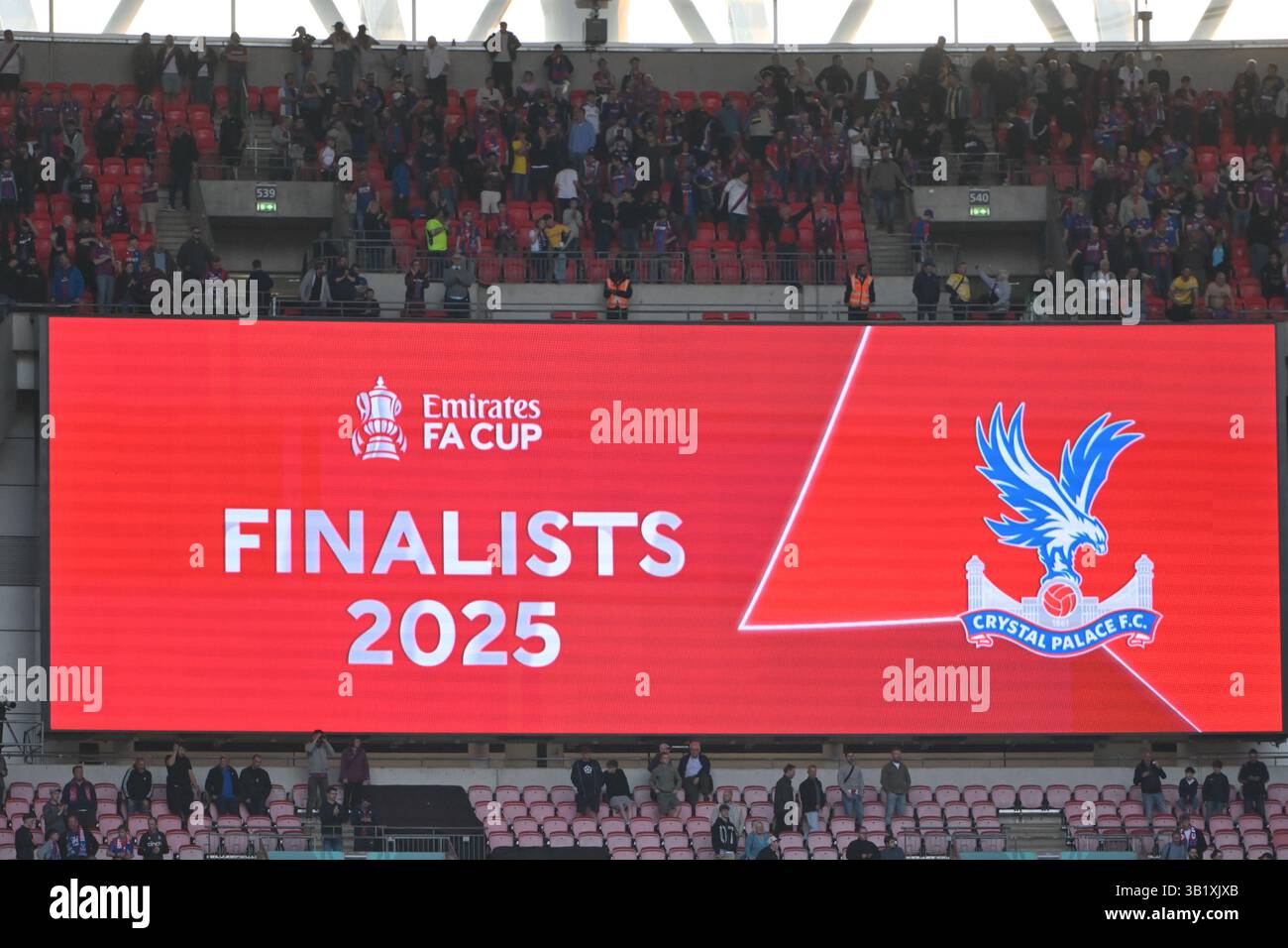 Tabellone segnapunti elettronico con i finalisti durante la semifinale della Emirates fa Cup tra Aston Villa e Crystal Palace allo stadio di Wembley, Londra, sabato 26 aprile 2025. (Foto: Kevin Hodgson | mi News) crediti: MI News & Sport /Alamy Live News Foto Stock