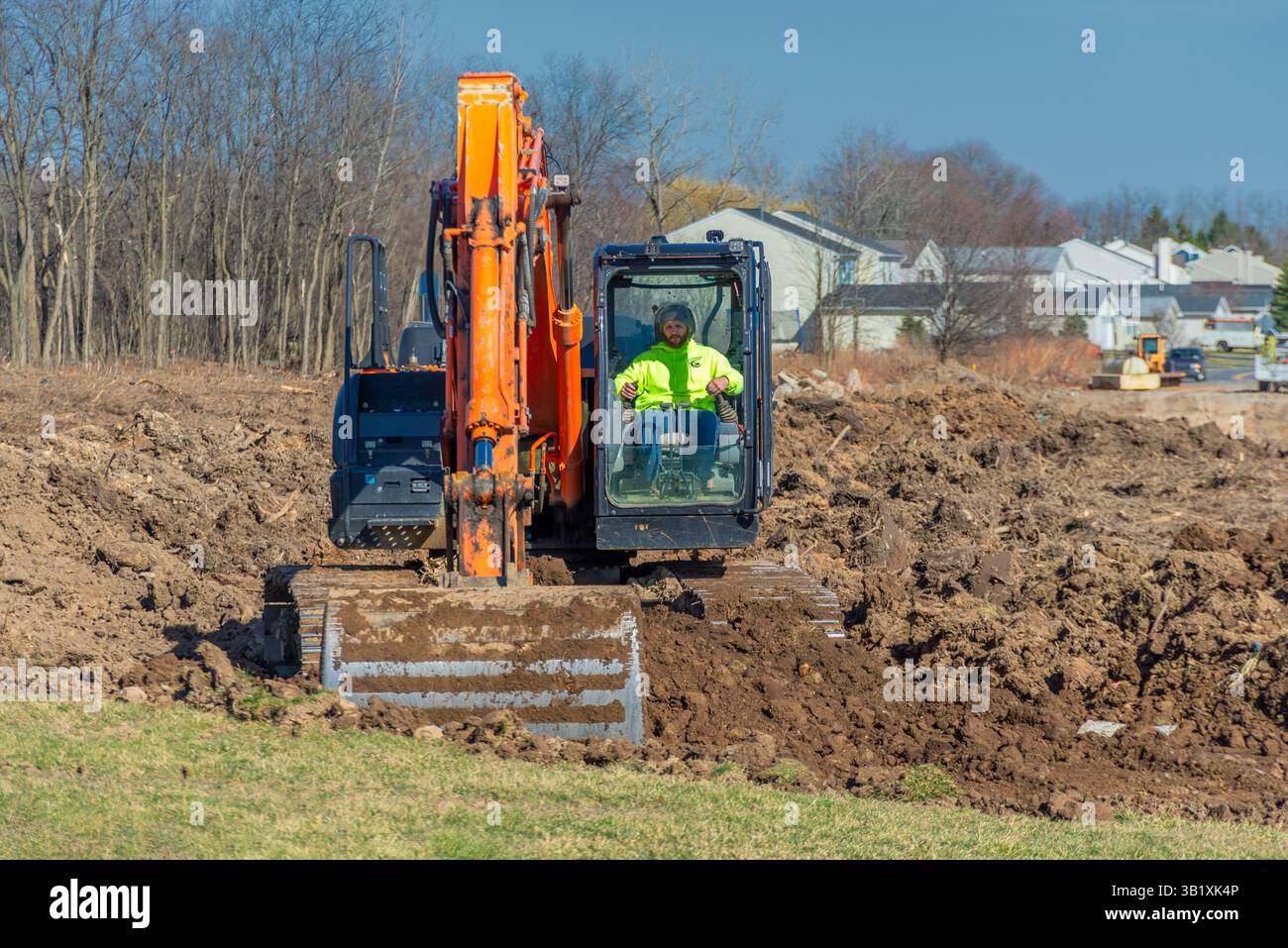 Escavatore Hitachi 210LC per la preparazione dei cantieri. Aeroporto di Ontario County. Farmington, New York Foto Stock