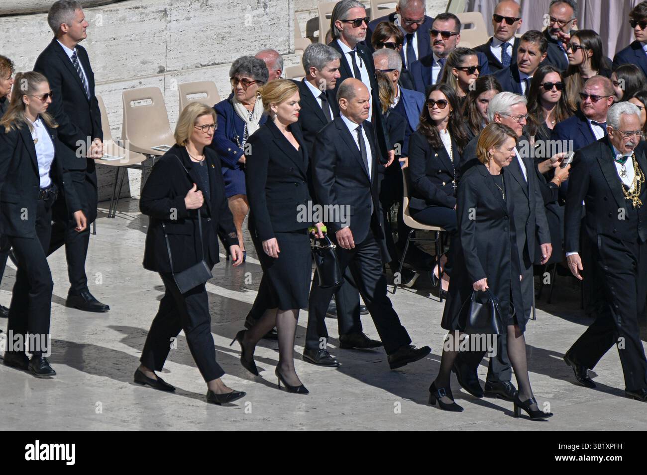 CITTÀ DEL VATICANO, VATICANO - 26 APRILE: Il neoeletto presidente del Bundestag Julia Kloeckner, il cancelliere uscente tedesco Olaf Scholz, la moglie del presidente tedesco Elke Buedenbender, il presidente tedesco Frank-Walter Steinmeier arrivearrivano prima della cerimonia funebre di Papa Francesco in Piazza San Pietro in Vaticano il 26 aprile 2025, arriva al funerale di Papa Francesco in Piazza San Peters il 26 aprile 2025 a città del Vaticano. Papa Francesco morì il 21 aprile all'età di 88 anni. Nato in Argentina come Jorge Mario Bergoglio, fu il primo latino-americano e il primo gesuita a diventare po Foto Stock