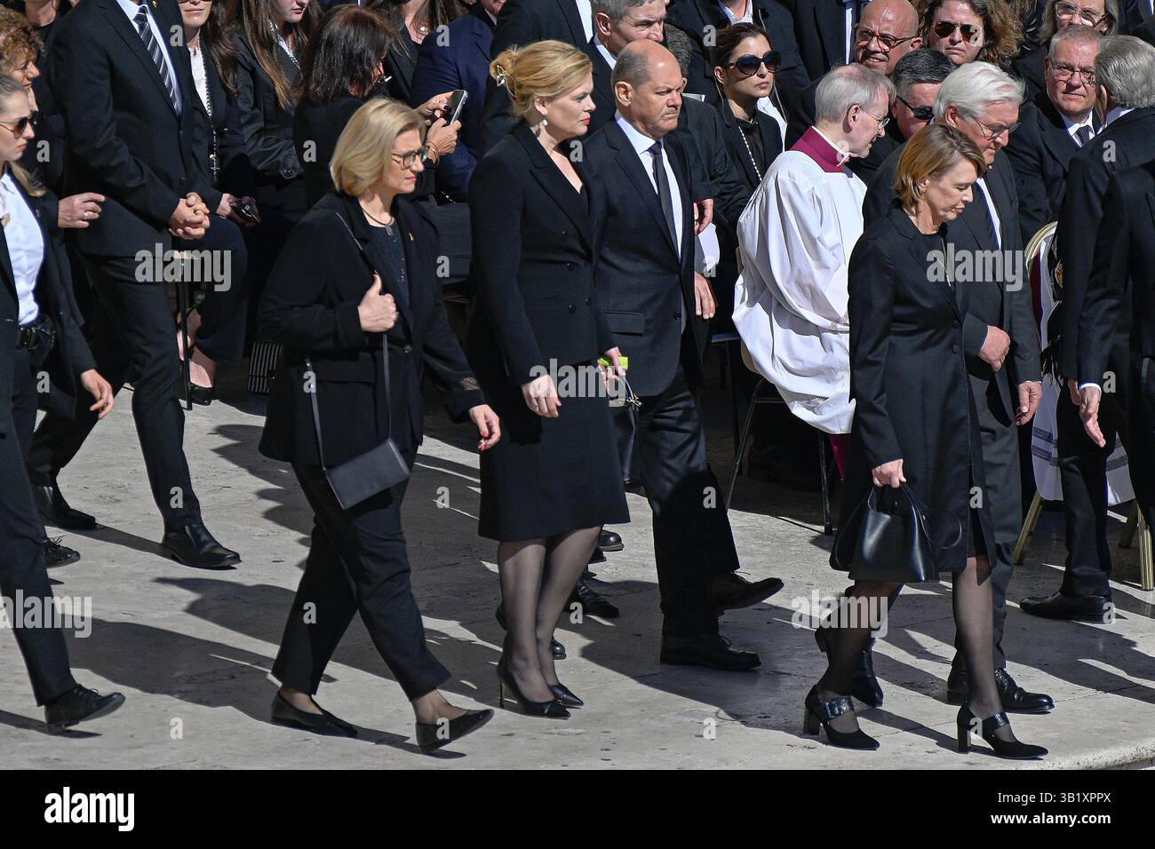 CITTÀ DEL VATICANO, VATICANO - 26 APRILE: Il neoeletto presidente del Bundestag Julia Kloeckner, il cancelliere uscente tedesco Olaf Scholz, la moglie del presidente tedesco Elke Buedenbender, il presidente tedesco Frank-Walter Steinmeier arrivearrivano prima della cerimonia funebre di Papa Francesco in Piazza San Pietro in Vaticano il 26 aprile 2025, arriva al funerale di Papa Francesco in Piazza San Peters il 26 aprile 2025 a città del Vaticano. Papa Francesco morì il 21 aprile all'età di 88 anni. Nato in Argentina come Jorge Mario Bergoglio, fu il primo latino-americano e il primo gesuita a diventare po Foto Stock