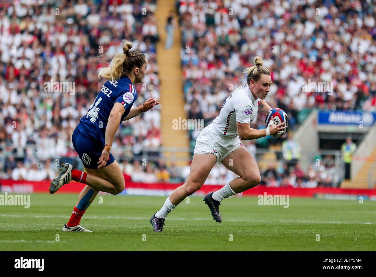 Twickenham, Regno Unito. 26 aprile 2025. Rosie Galligan of England Women corre con la palla durante il Guinness Women's Six Nations Match 2025 Inghilterra vs Francia all'Allianz Stadium, Twickenham, Regno Unito, 26 aprile 2025 (foto di Izzy Poles/News Images) a Twickenham, Regno Unito il 26 aprile 2025. (Foto di Izzy Poles/News Images/Sipa USA) credito: SIPA USA/Alamy Live News Foto Stock