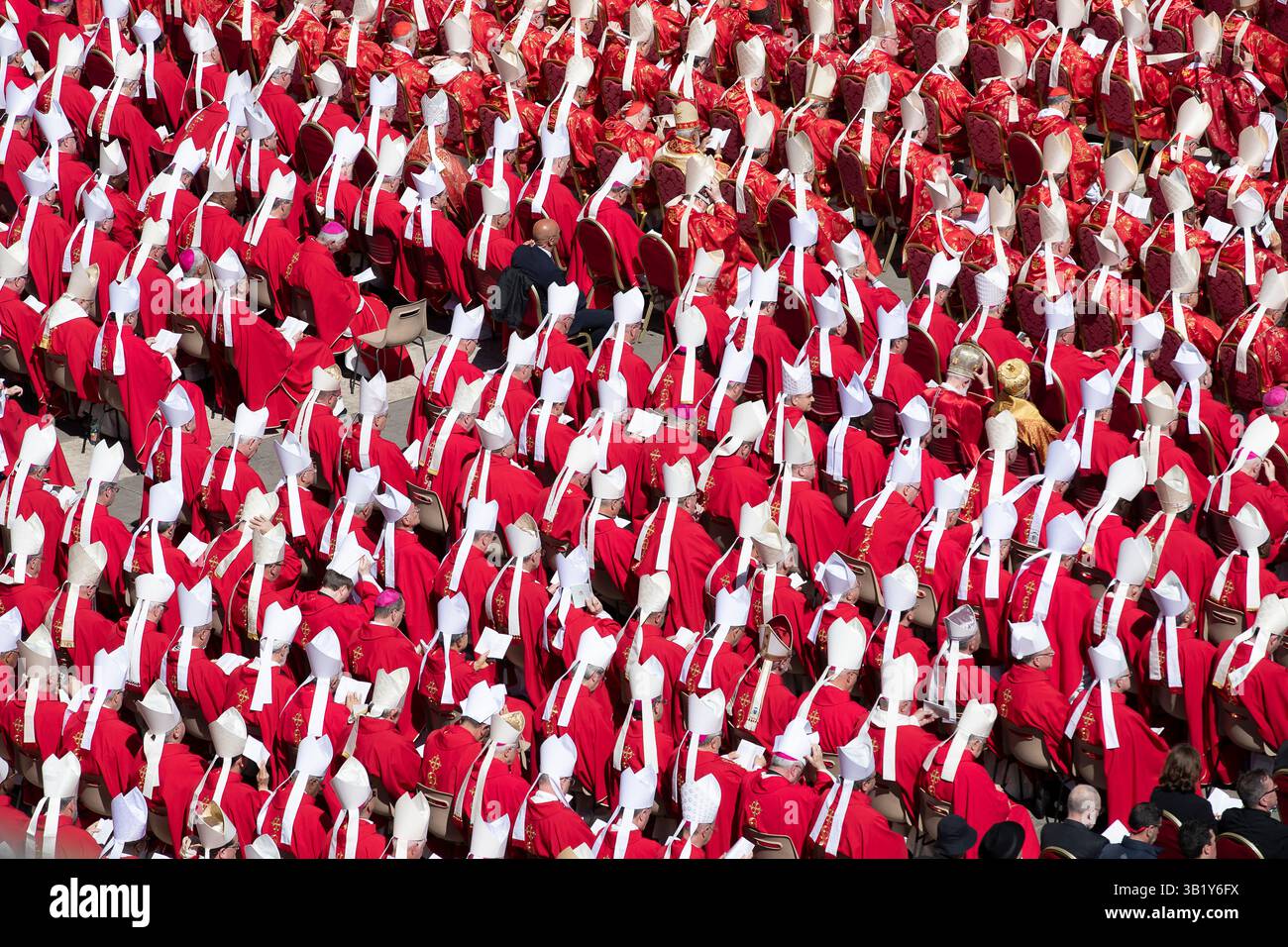 Roma, Vaticano, Italia. 26 aprile 2025. I funerali di Papa Francesco hanno avuto luogo nella Basilica di San Pietro, con la partecipazione dei Vescovi e dei Cardinali. (Credit Image: © Marco Cordone/ZUMA Press Wire) SOLO PER USO EDITORIALE! Non per USO commerciale! Foto Stock