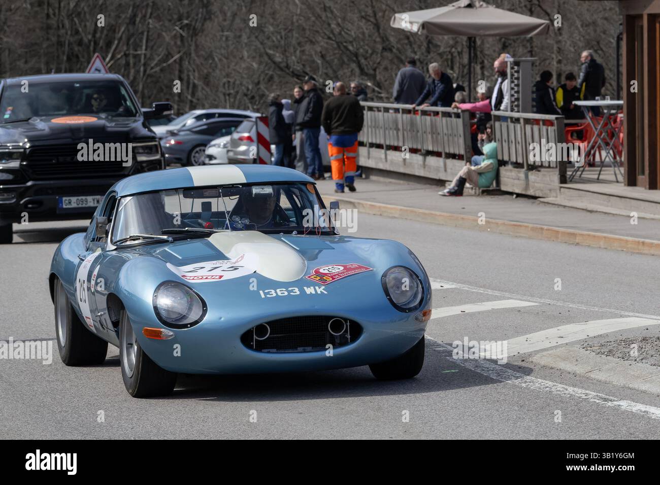 Le Valtin, Francia - Vista su una Jaguar e-Type blu guida leggera su strada. Foto Stock