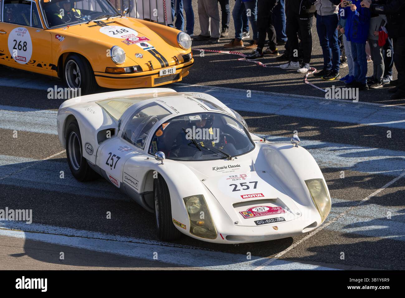 Biltzheim, Francia - Vista su una Porsche 906 bianca in auto su un parcheggio. Foto Stock